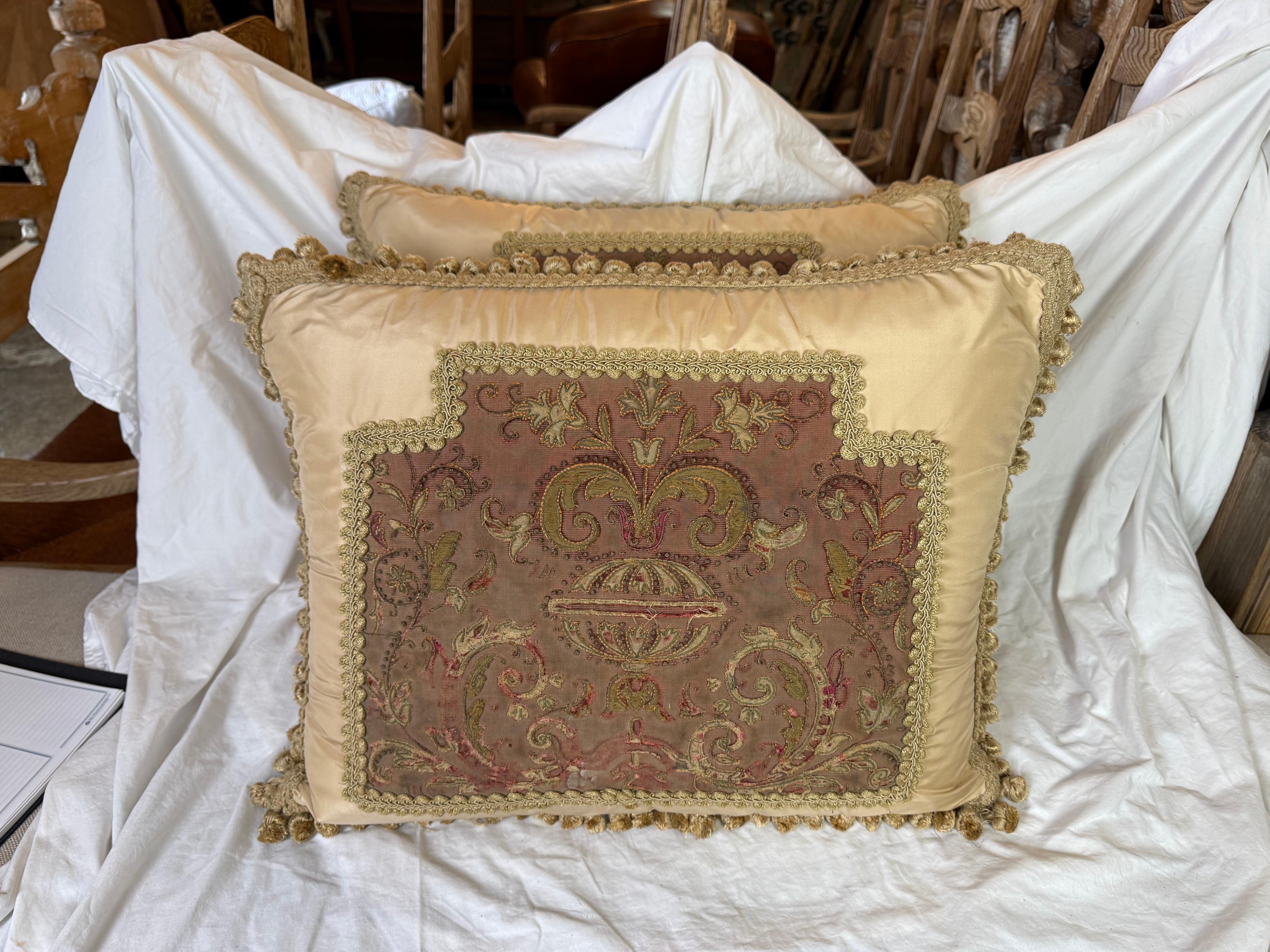 XXIe siècle et contemporain Paire de coussins en textile brodés anciens de Melissa Levinson en vente