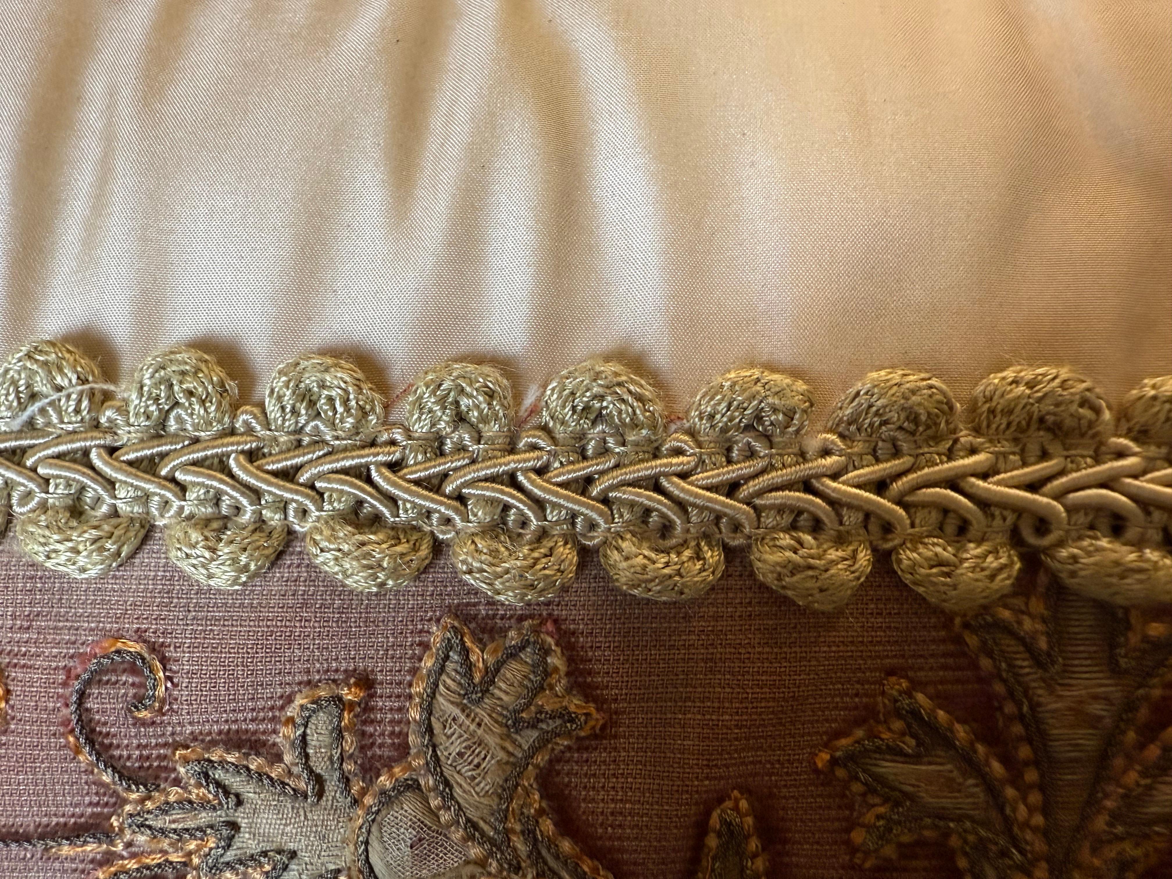 Soie Paire de coussins en textile brodés anciens de Melissa Levinson en vente