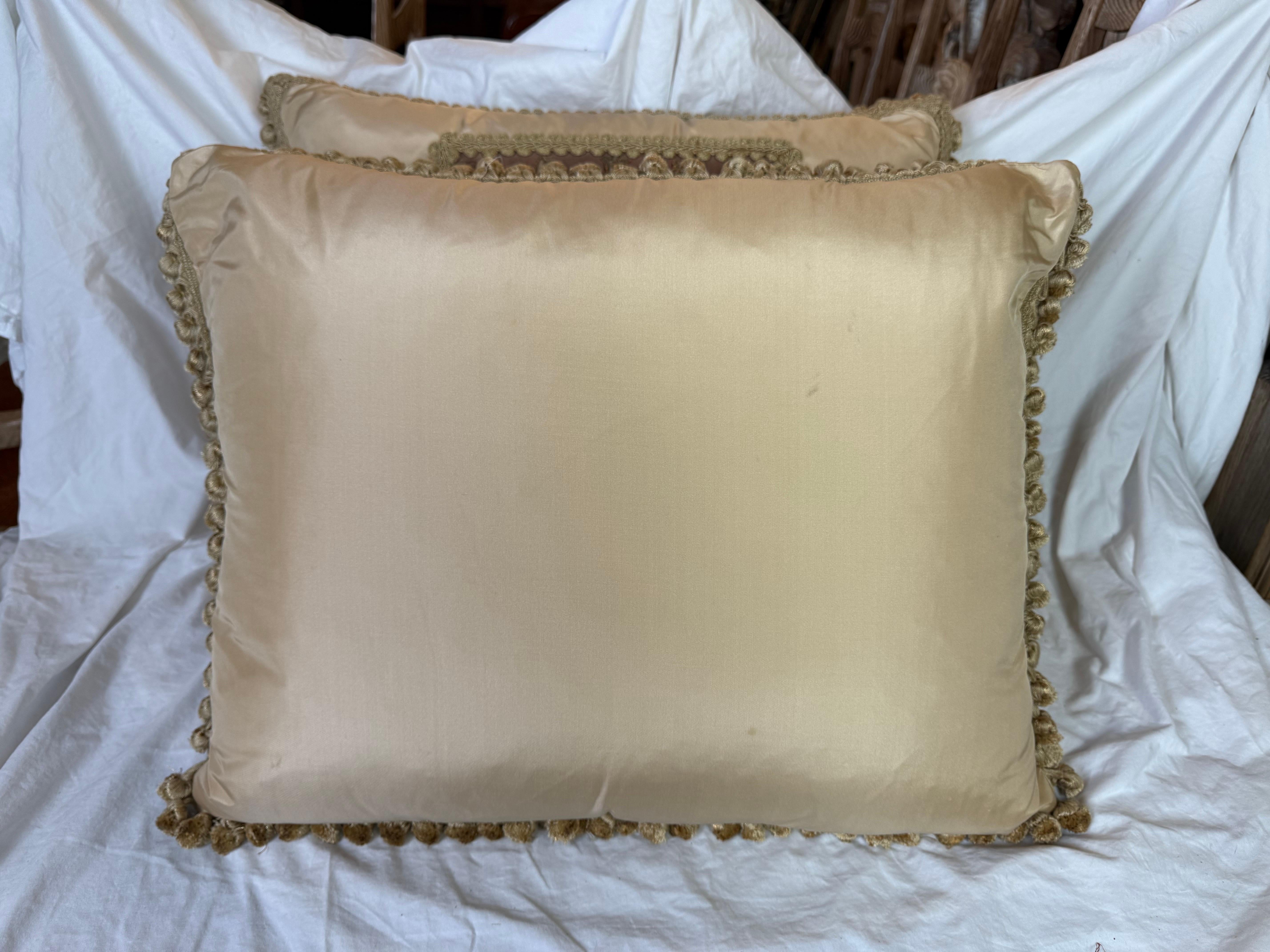 Paire de coussins en textile brodés anciens de Melissa Levinson en vente 1