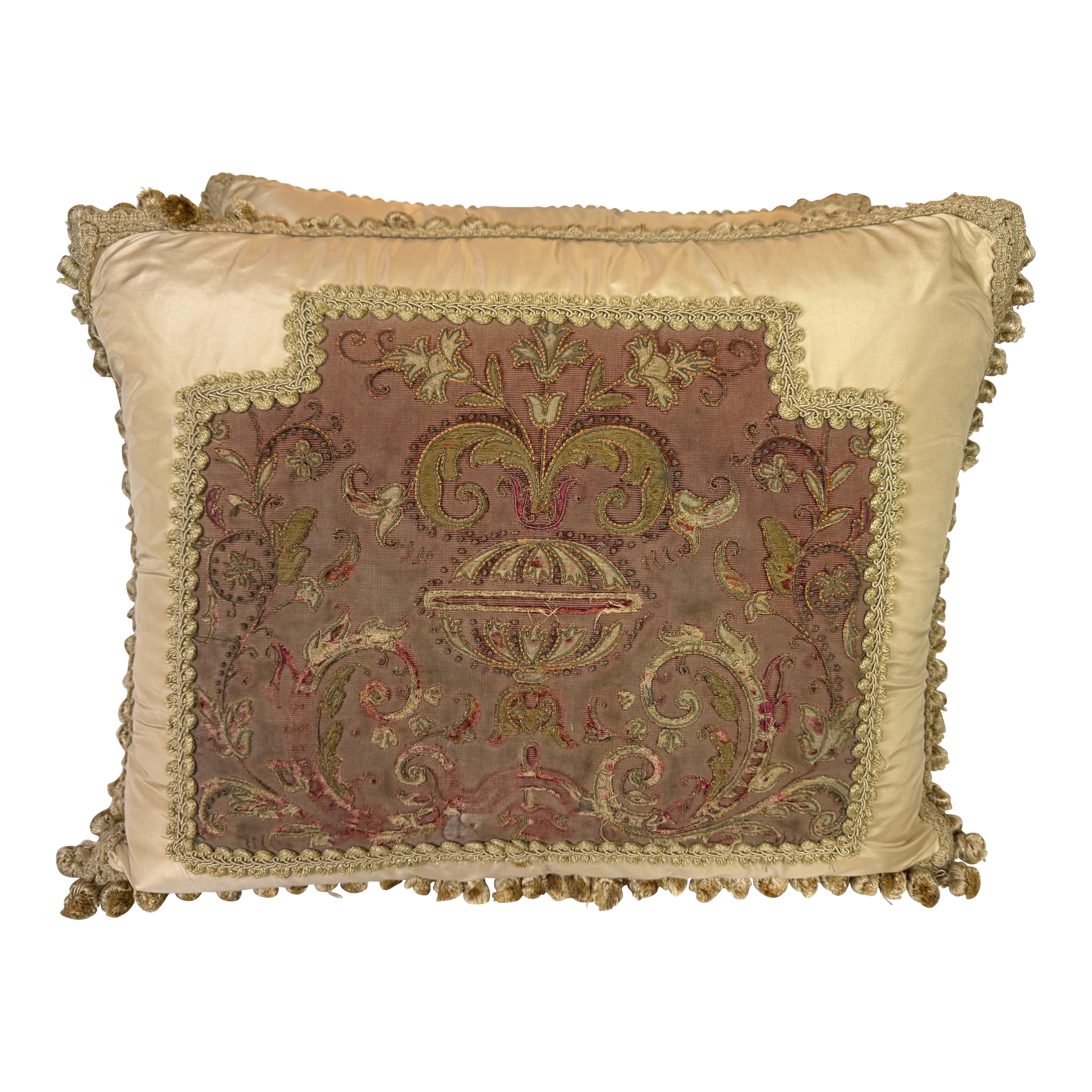 Paire de coussins en textile brodés anciens de Melissa Levinson