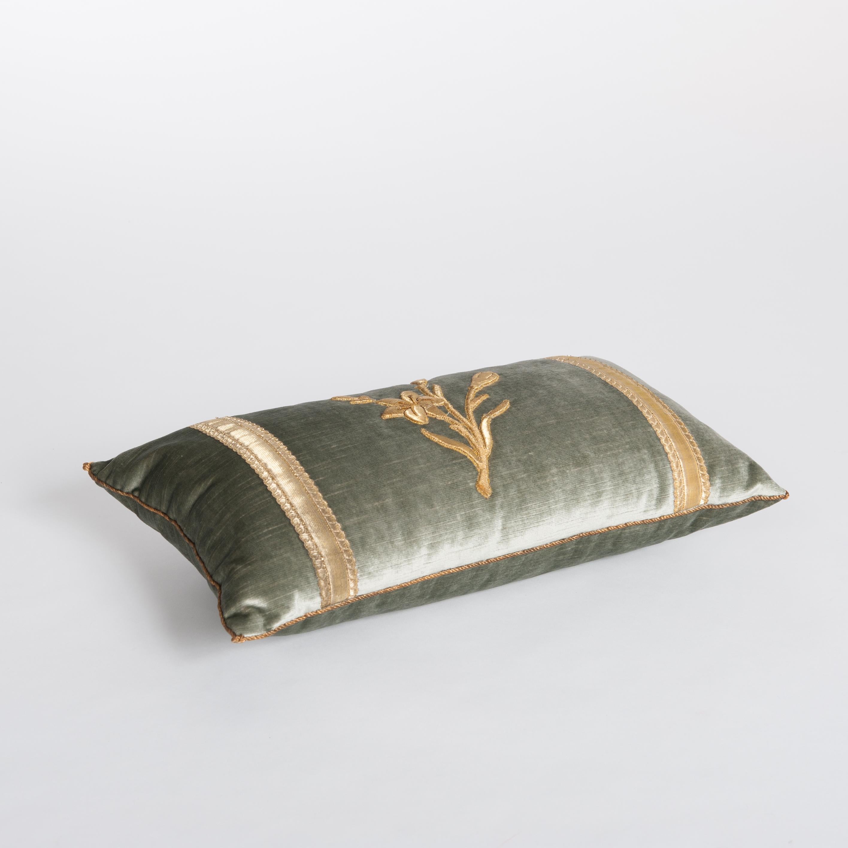 Pair of Pastel Green Colored Velvet Pillows with Antique Metallic Embroidery In Good Condition For Sale In Salzburg, AT