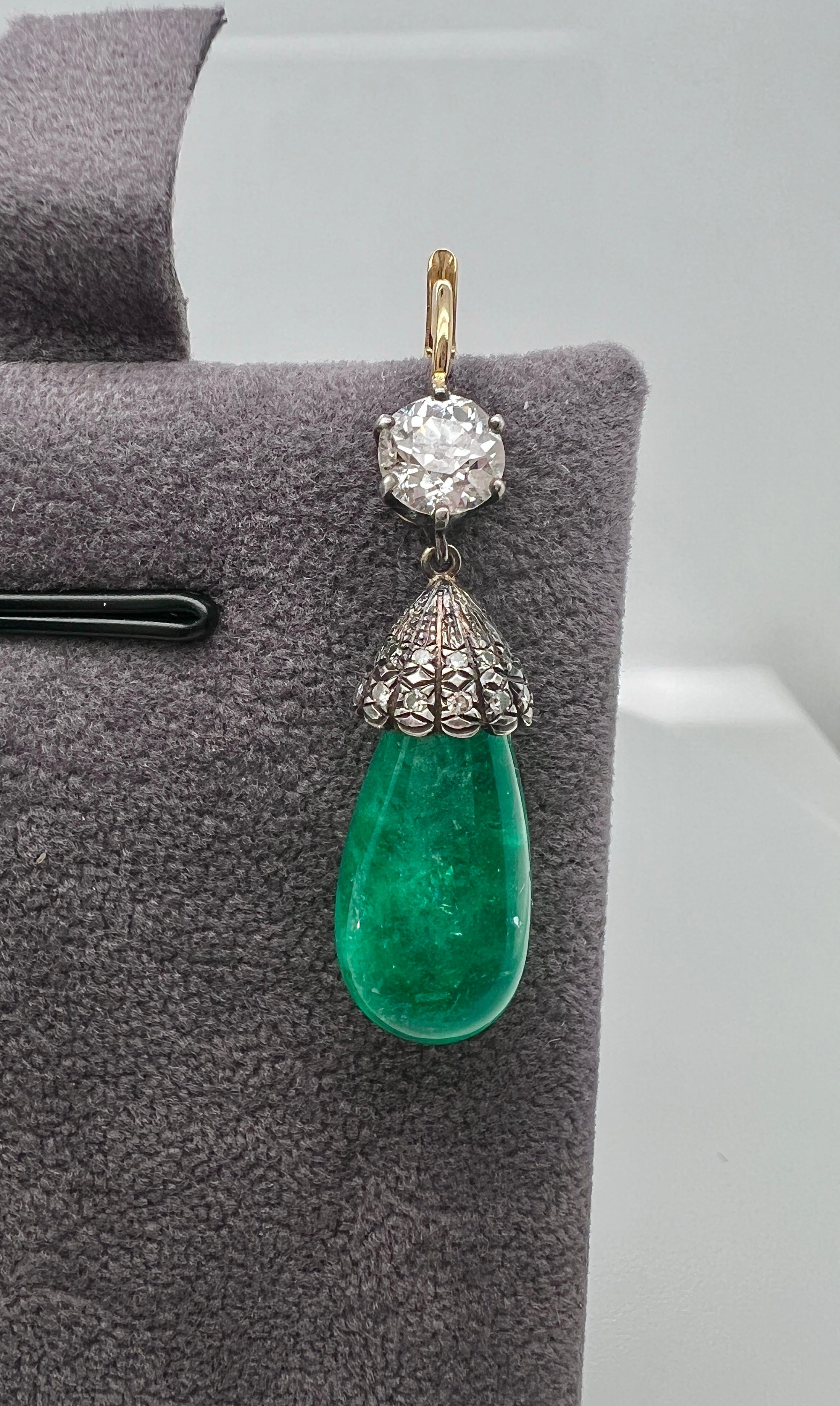Coppia di orecchini antichi con smeraldo e diamante in oro e argento 18k

Dettagli:
Diamanti circa 1,30 carati, smeraldo circa 25 carati. Oro e argento 18 carati. Circa 1880-1900. 
Pesa 3,9 grammi e 4,1 grammi.

In ottime condizioni.