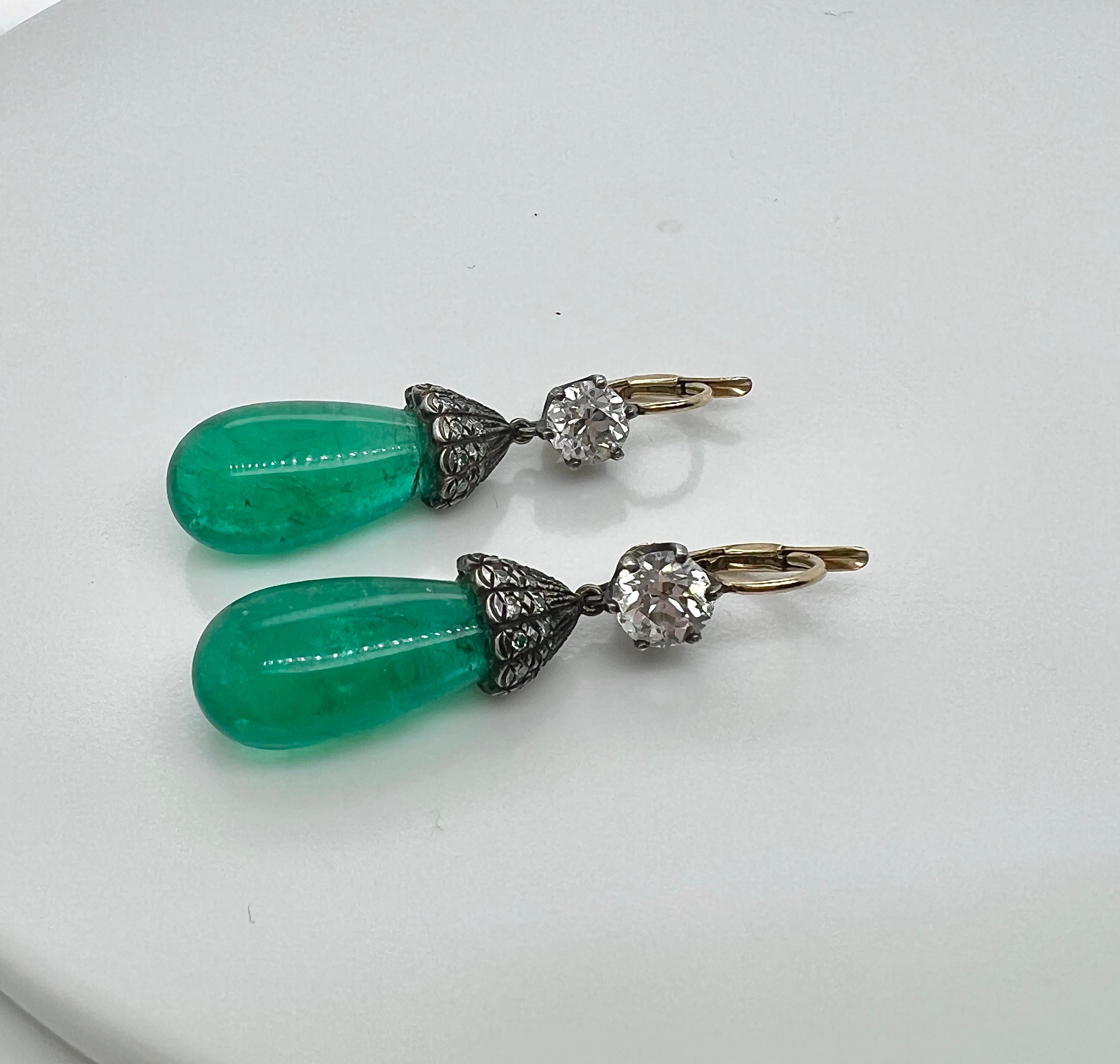 Taglio a goccia Coppia di orecchini antichi con smeraldo e diamante in oro e argento 18k in vendita