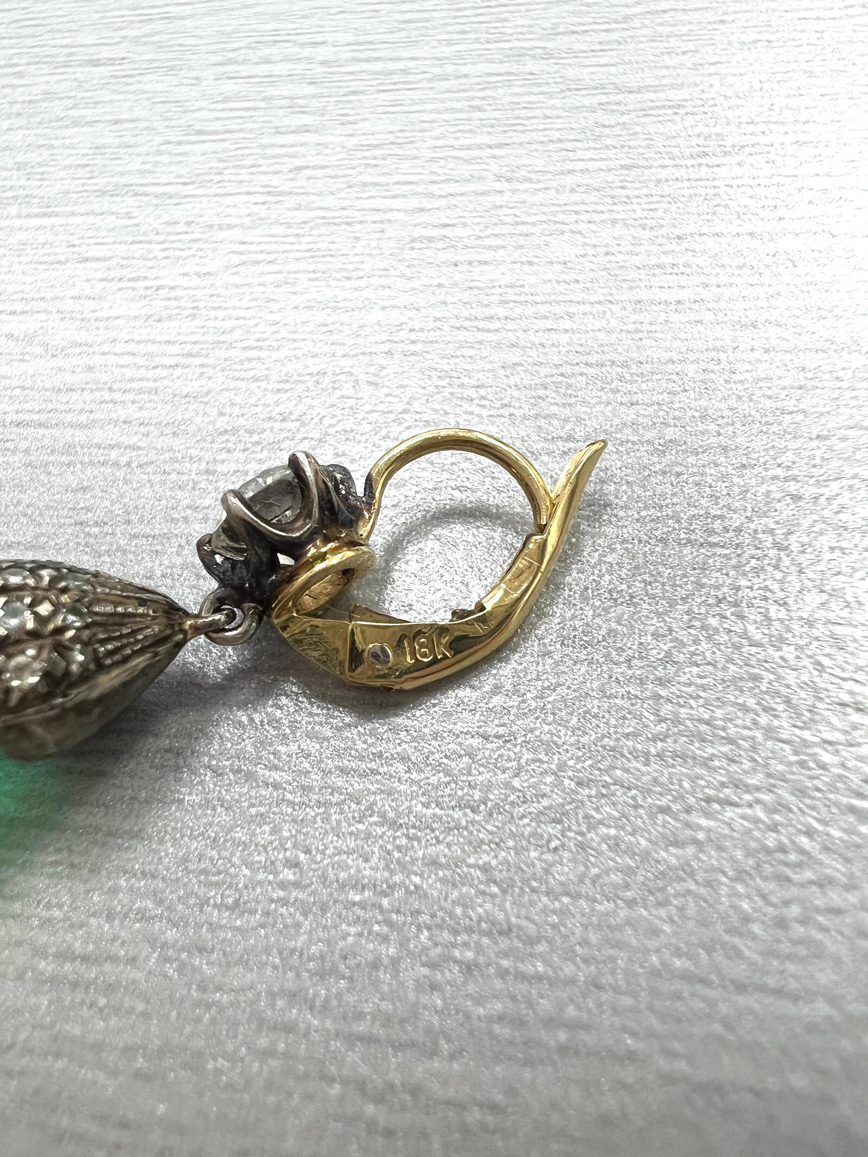Coppia di orecchini antichi con smeraldo e diamante in oro e argento 18k In condizioni buone in vendita a New York, NY