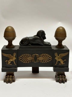 Paire de chenets anciens en fonte de style Empire pour cheminée