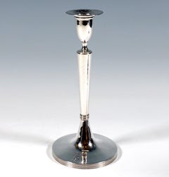 Paire de bougeoirs Empire anciens en argent, par un maître viennois, datés de 1804