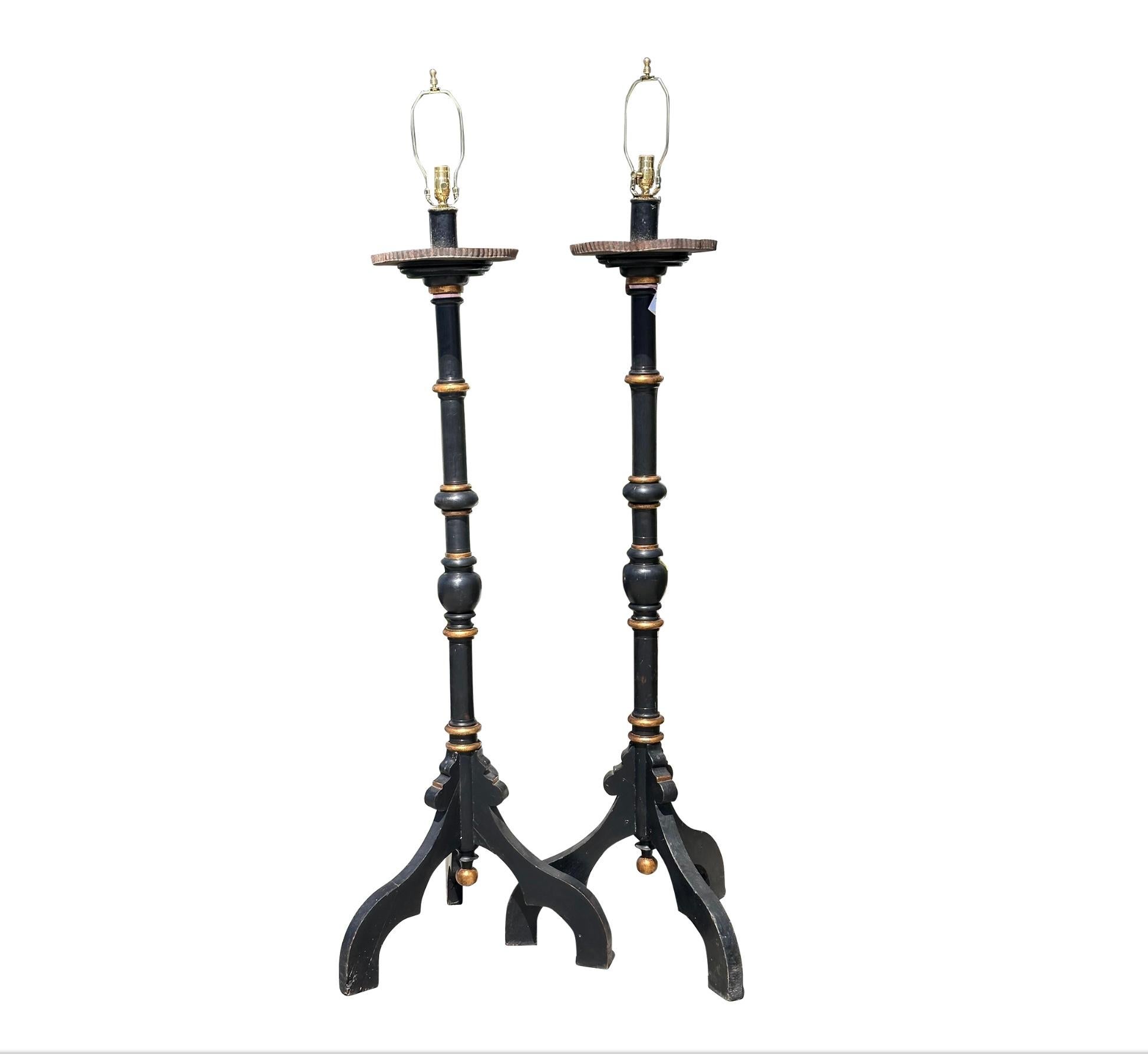 italien Paire de lampadaires anciens de style Empire à torchère noire et dorée en vente