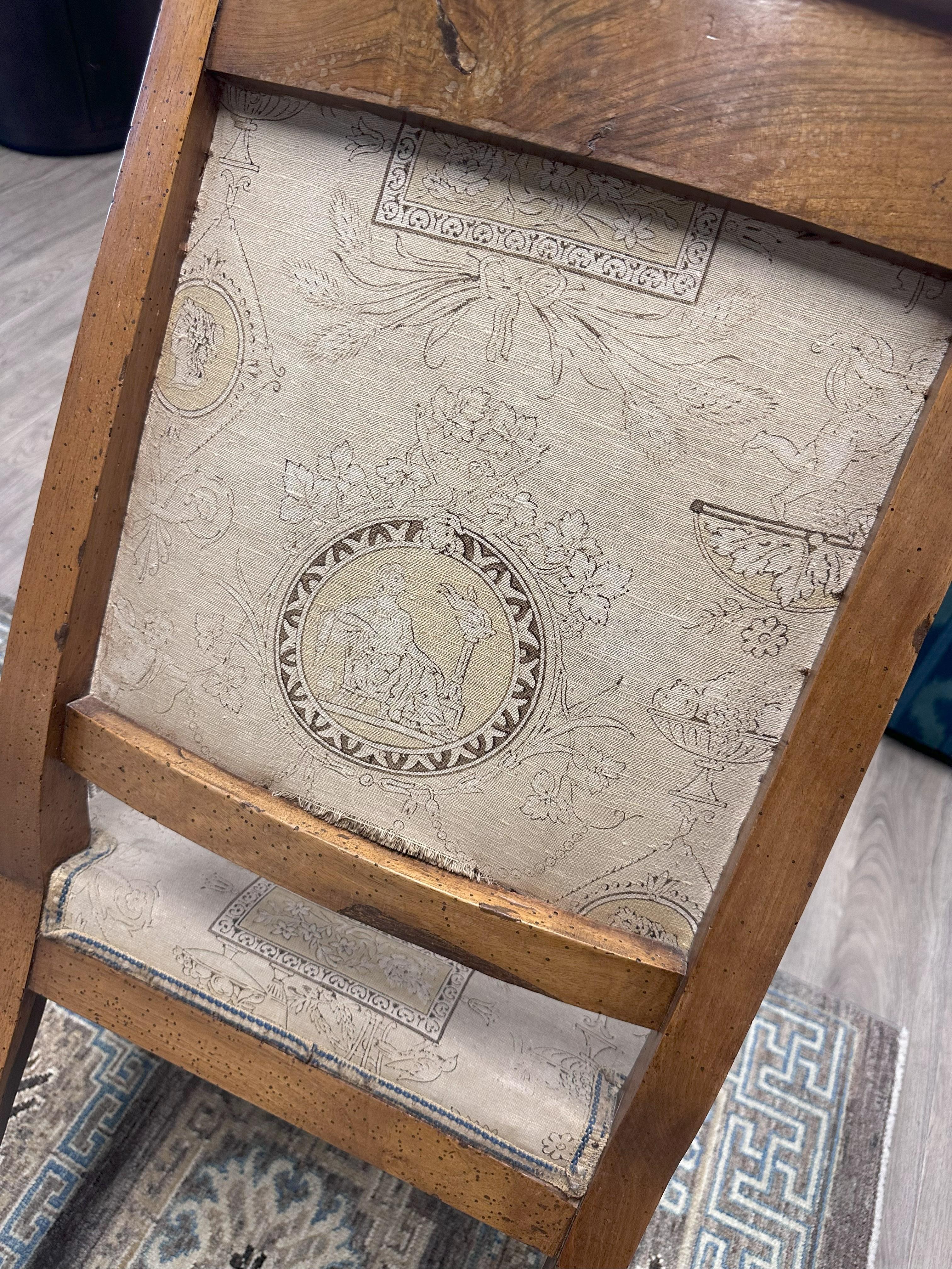 Paar antike Empire-Stil Esszimmerstühle mit Crest Stoff angewendet im Angebot 4