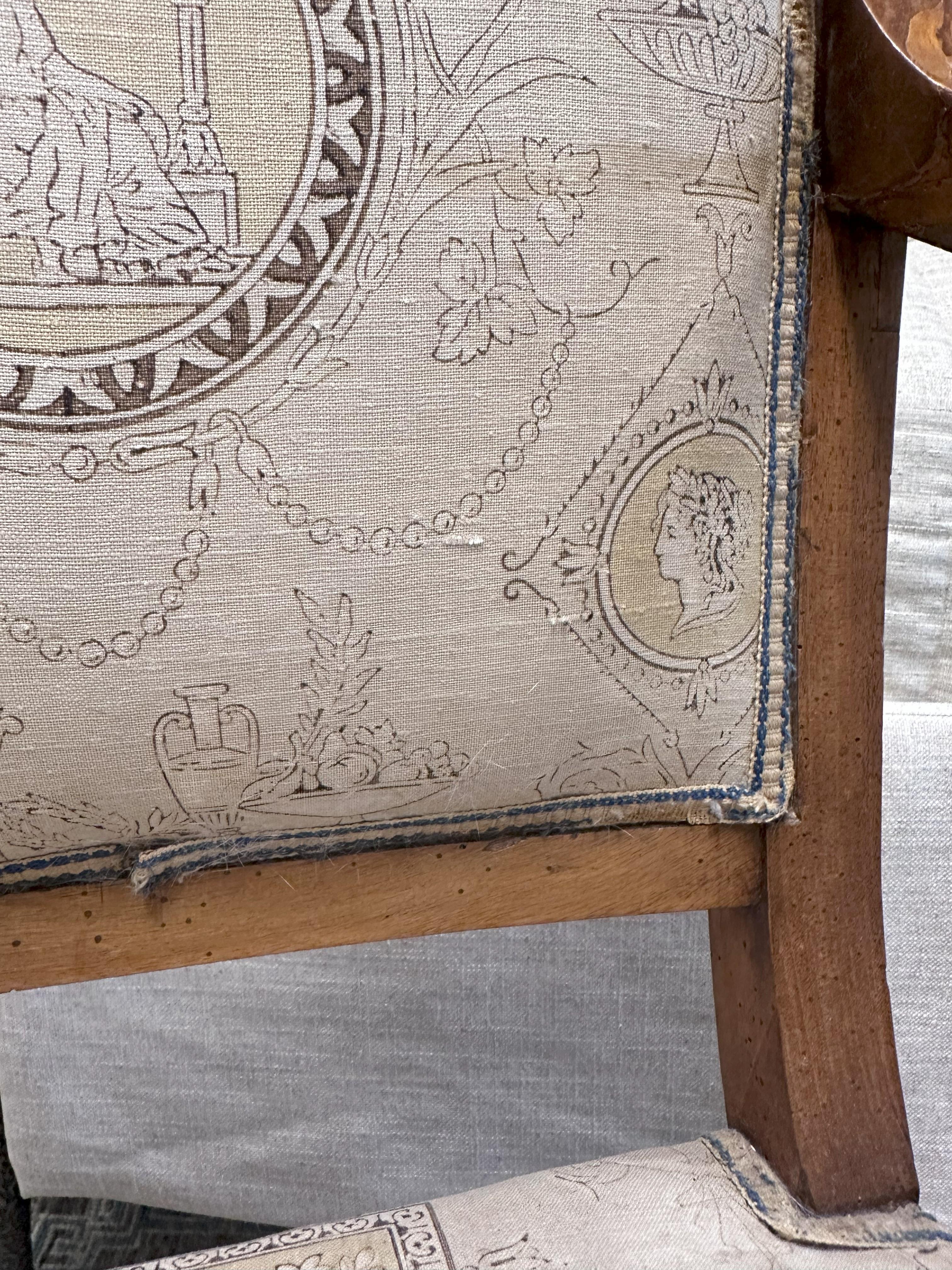 Paar antike Empire-Stil Esszimmerstühle mit Crest Stoff angewendet im Angebot 5