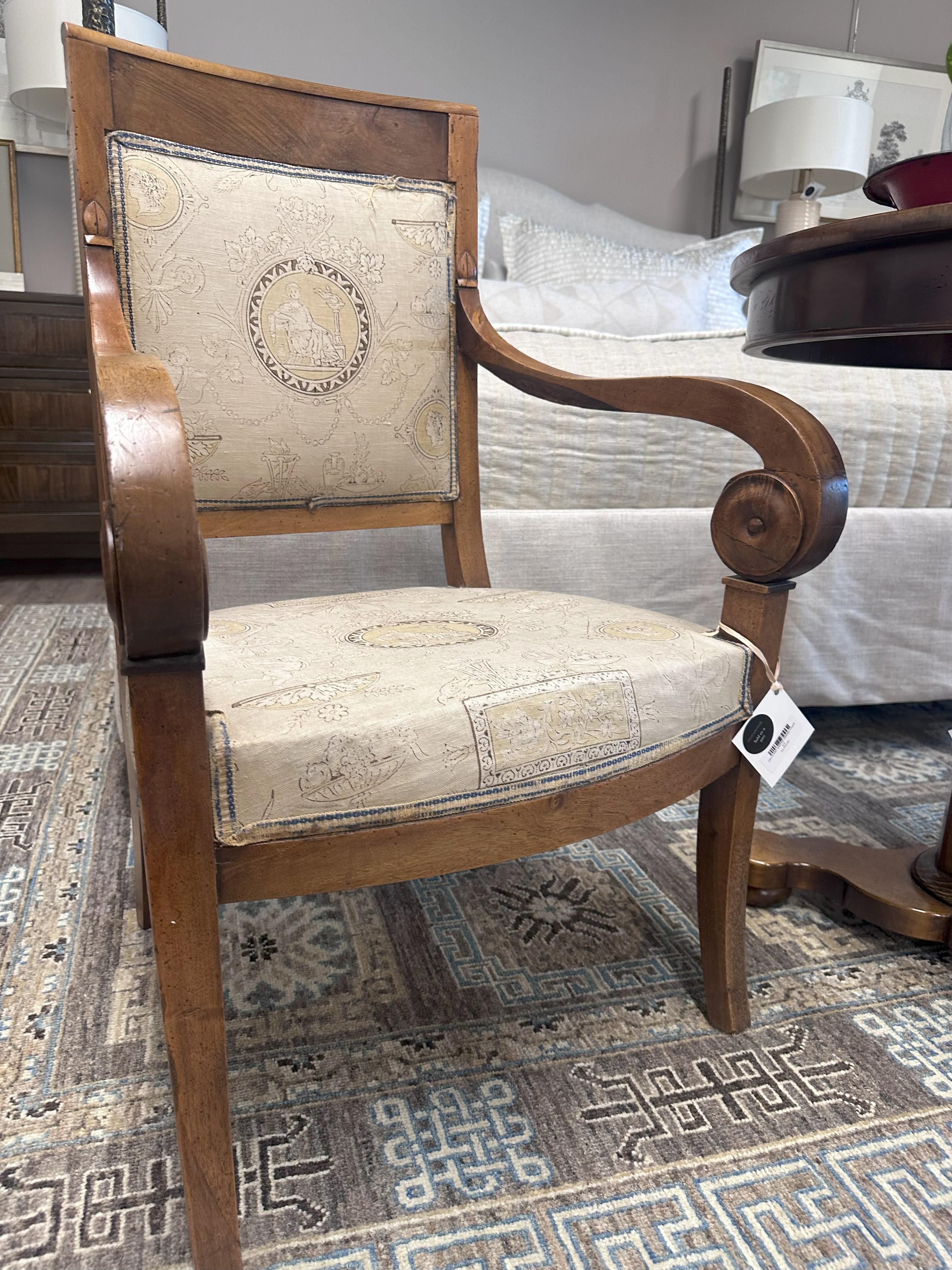 Paar antike Empire-Stil Esszimmerstühle mit Crest Stoff angewendet im Angebot 7