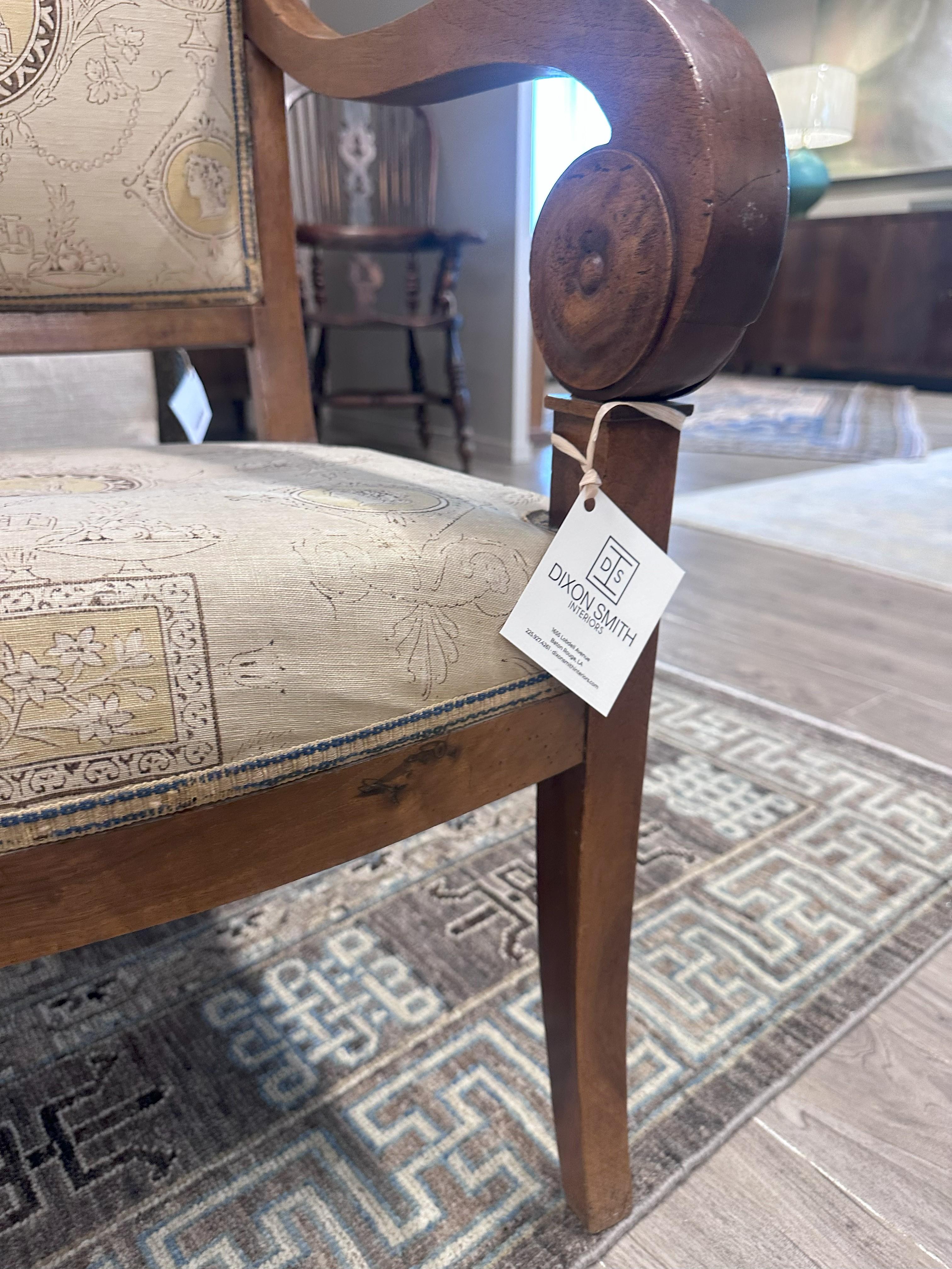 Paar antike Empire-Stil Esszimmerstühle mit Crest Stoff angewendet im Angebot 8