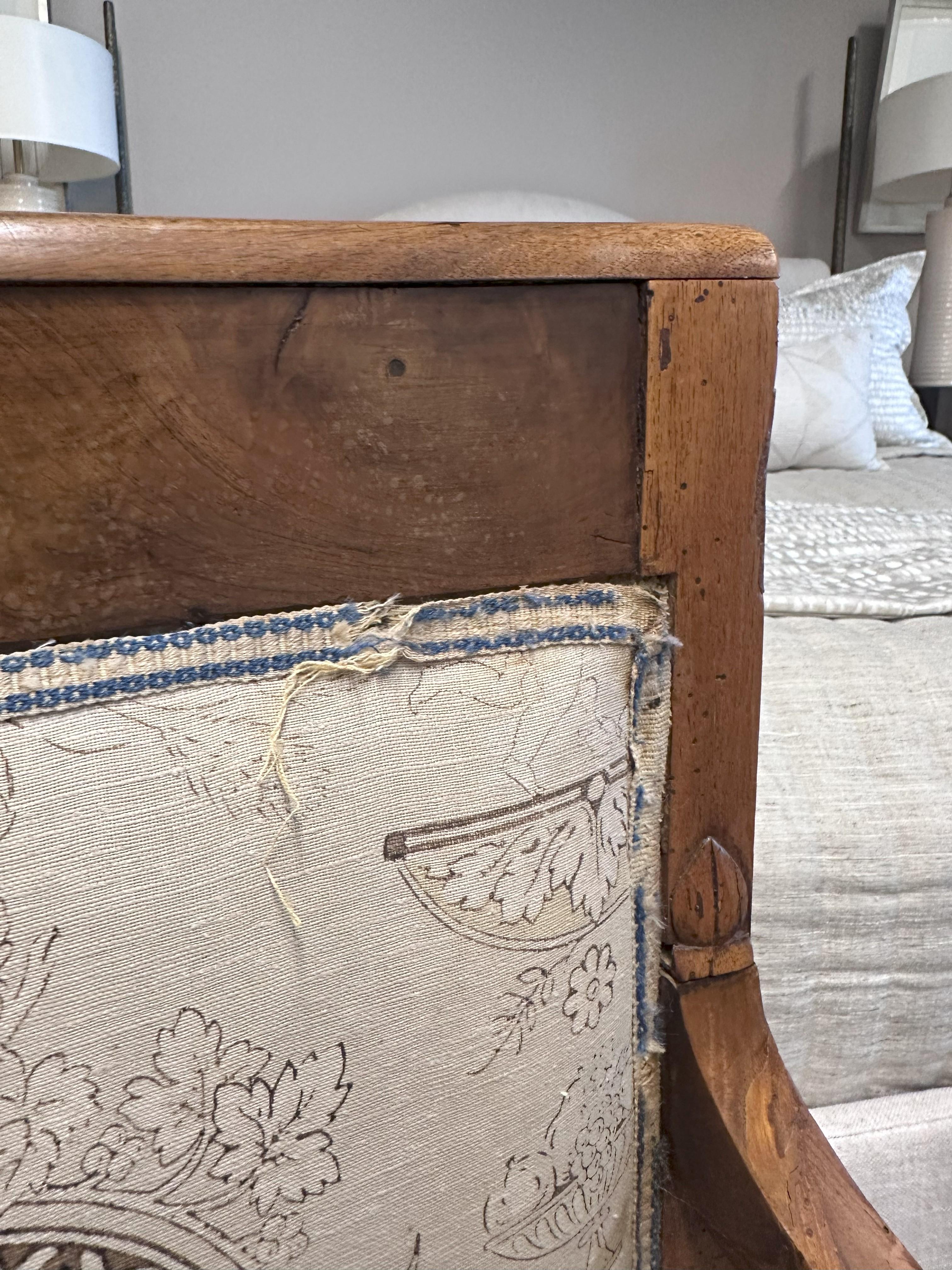 Paar antike Empire-Stil Esszimmerstühle mit Crest Stoff angewendet im Angebot 9