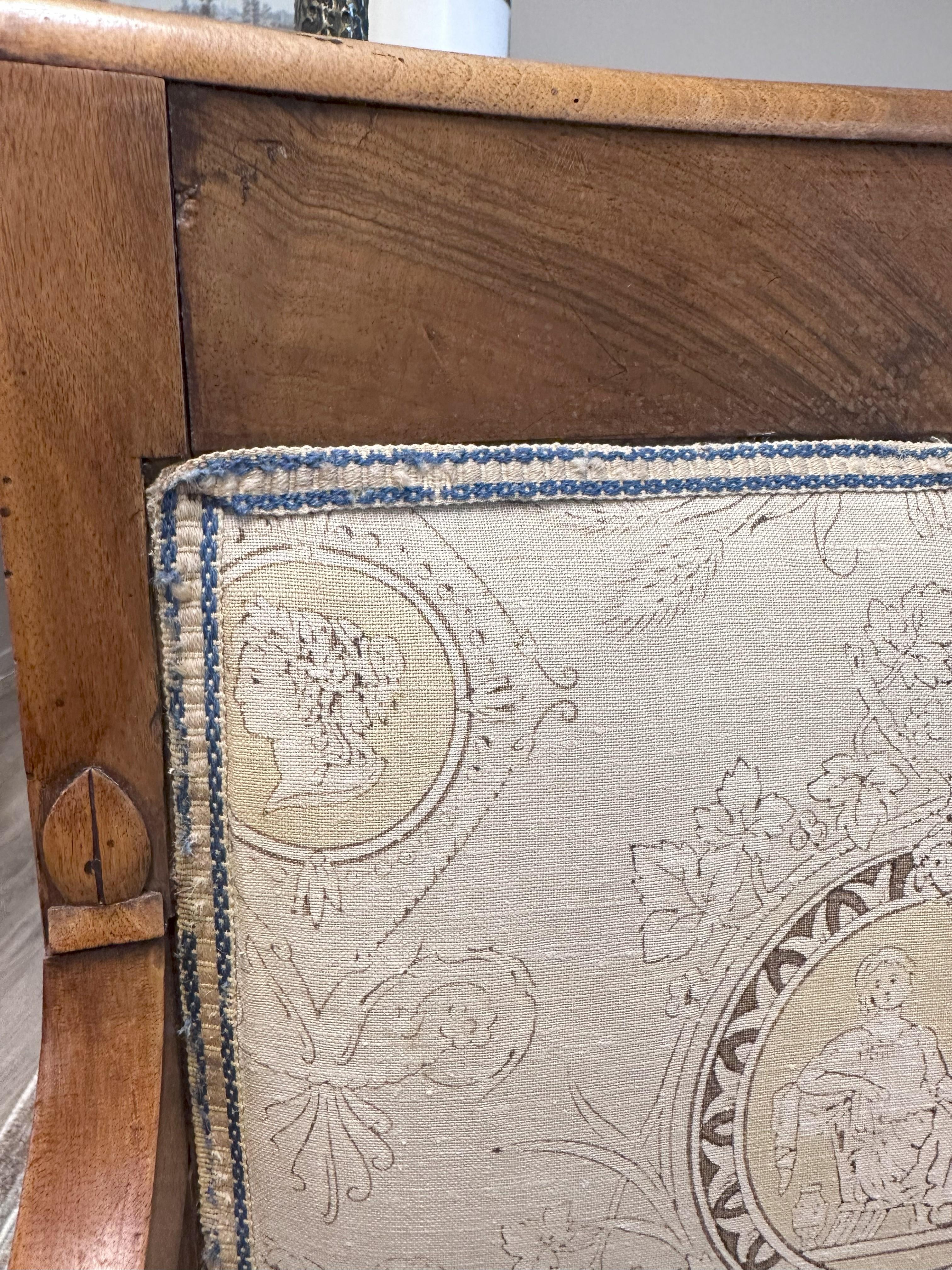 Paar antike Empire-Stil Esszimmerstühle mit Crest Stoff angewendet im Angebot 10