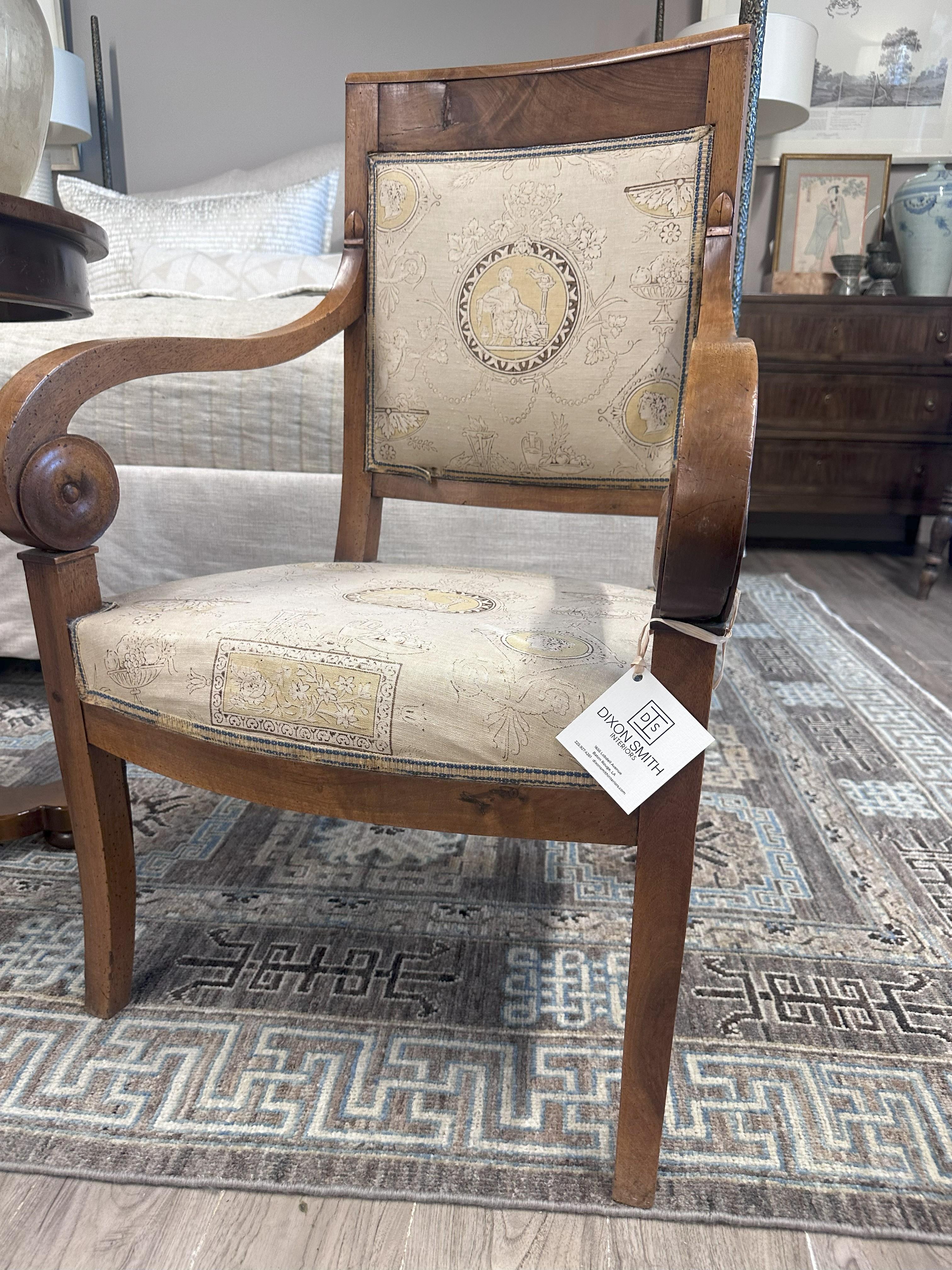 Paar antike Empire-Stil Esszimmerstühle mit Crest Stoff angewendet im Angebot 11