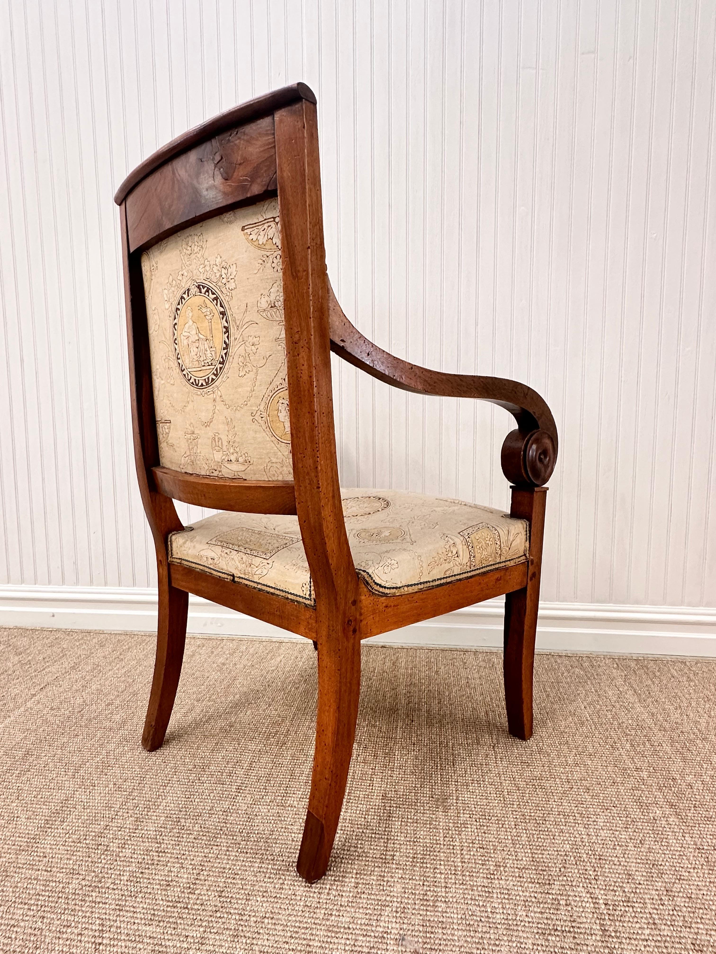 Paar antike Empire-Stil Esszimmerstühle mit Crest Stoff angewendet (Europäisch) im Angebot