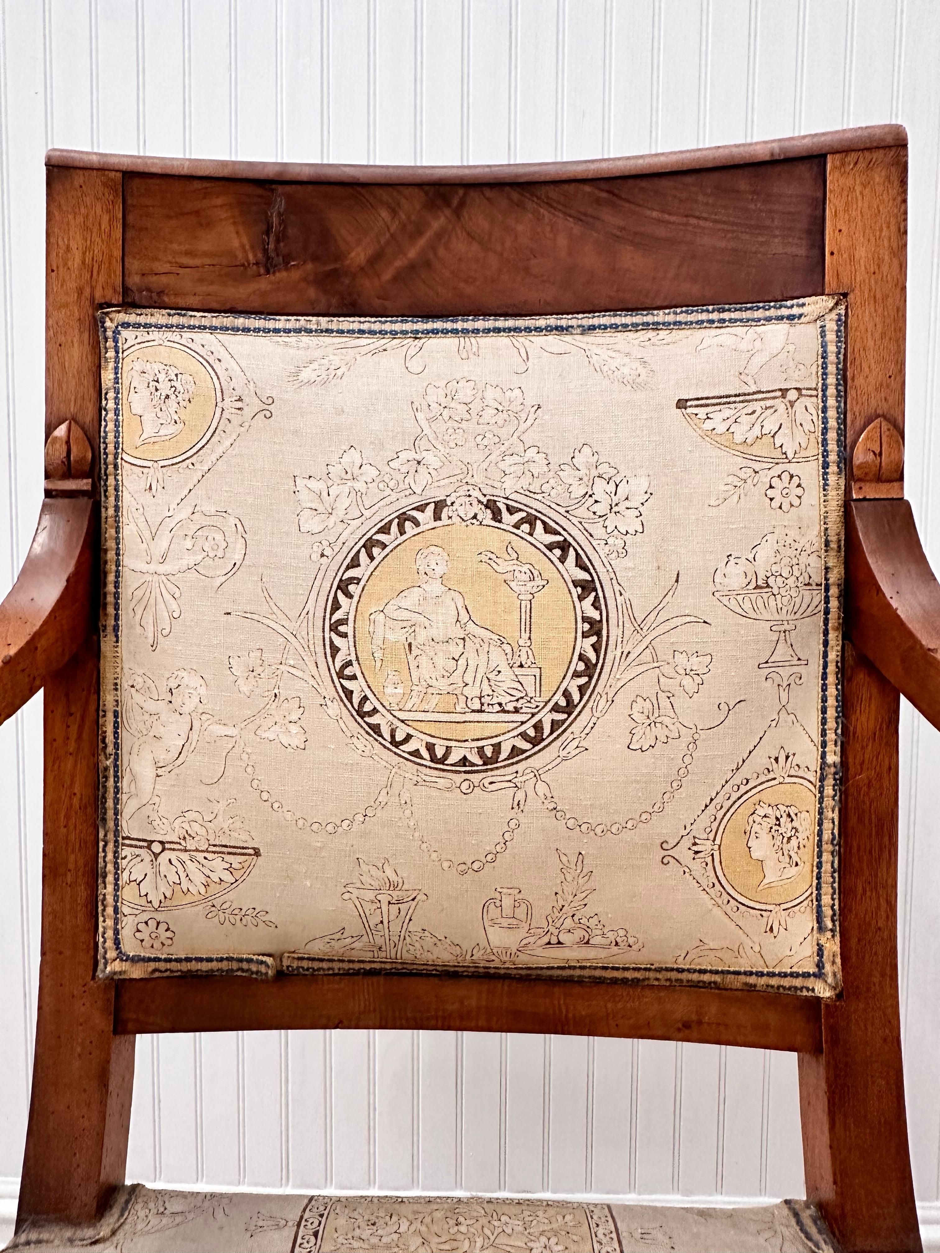 Paar antike Empire-Stil Esszimmerstühle mit Crest Stoff angewendet (19. Jahrhundert) im Angebot