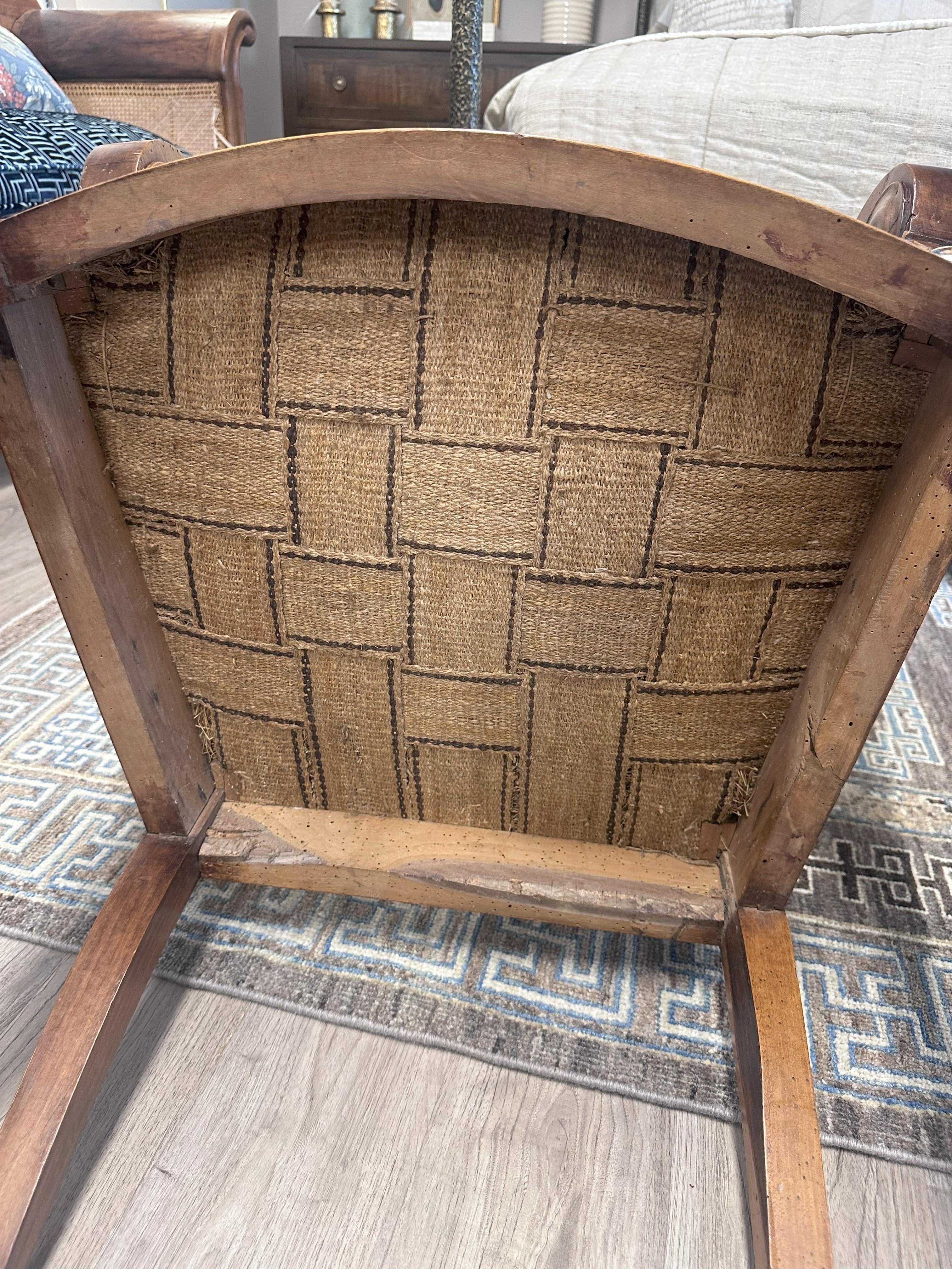 Paar antike Empire-Stil Esszimmerstühle mit Crest Stoff angewendet im Angebot 3