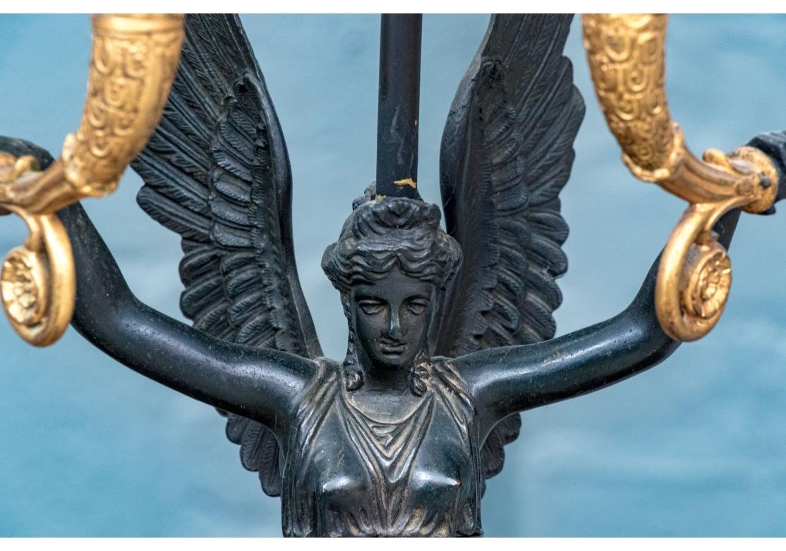 Pareja De Lámparas De Mesa De Bronce Dore Figurales Antiguas De Estilo Imperio Con Pantallas en venta 10