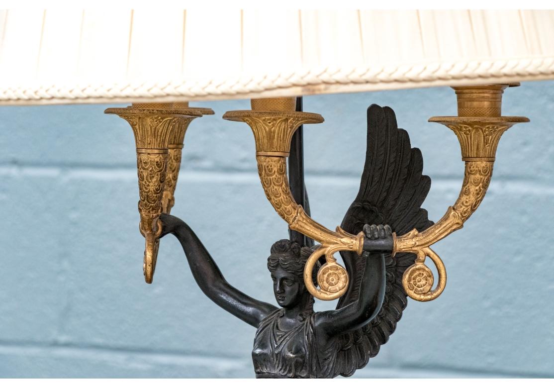 Pareja De Lámparas De Mesa De Bronce Dore Figurales Antiguas De Estilo Imperio Con Pantallas Vaciado en venta