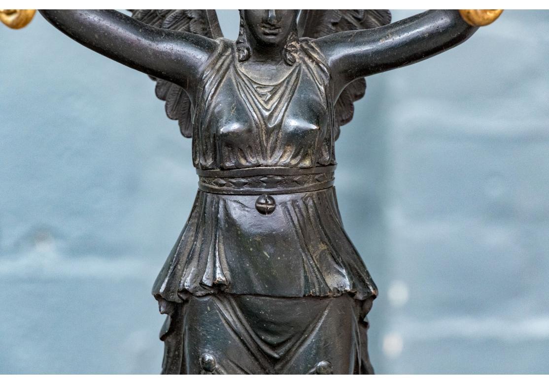 Pareja De Lámparas De Mesa De Bronce Dore Figurales Antiguas De Estilo Imperio Con Pantallas en venta 3