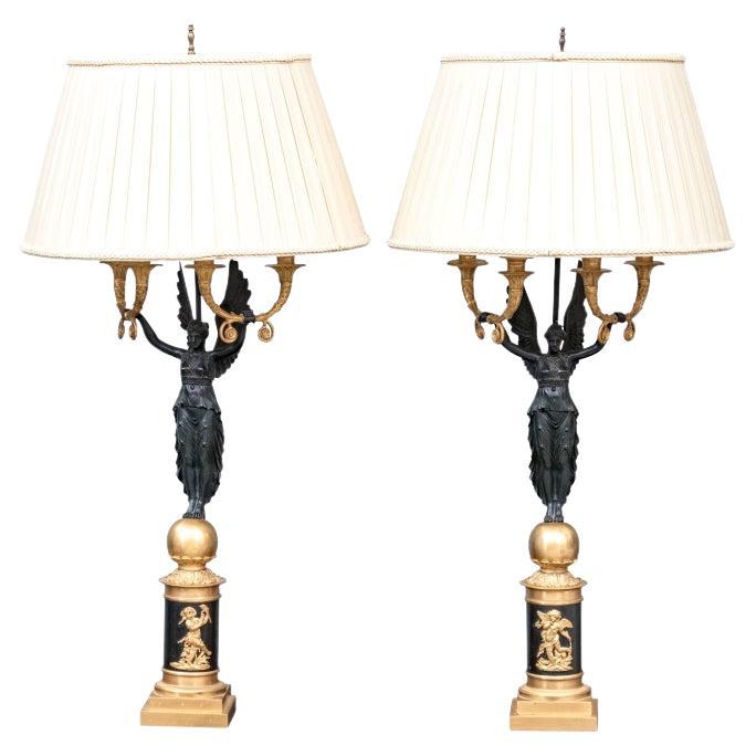 Pareja De Lámparas De Mesa De Bronce Dore Figurales Antiguas De Estilo Imperio Con Pantallas en venta