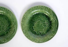 Par de platos de pared antiguos ingleses del siglo XIX, de mayólica verde con motivos de hojas de parra, hacia 1860
