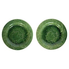 Par de platos de pared antiguos ingleses del siglo XIX, de mayólica verde con motivos de hojas de parra, hacia 1860