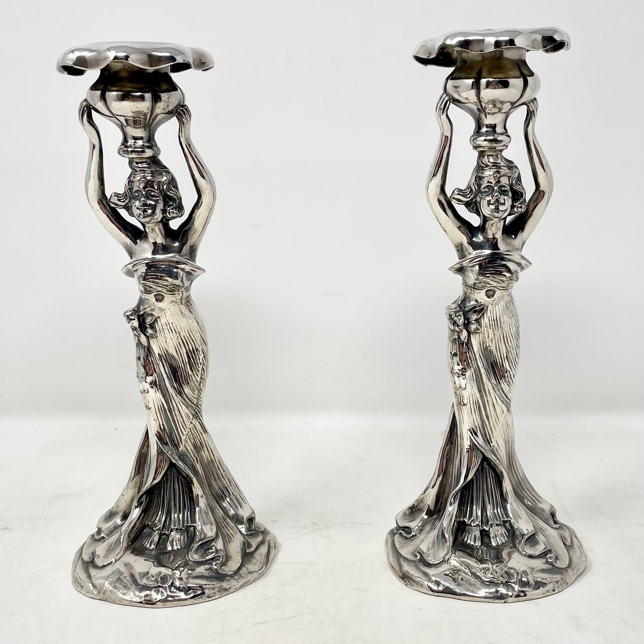 Inglese Coppia di antichi candelieri inglesi in stile Art Nouveau placcati in argento, circa 1900-1920. in vendita