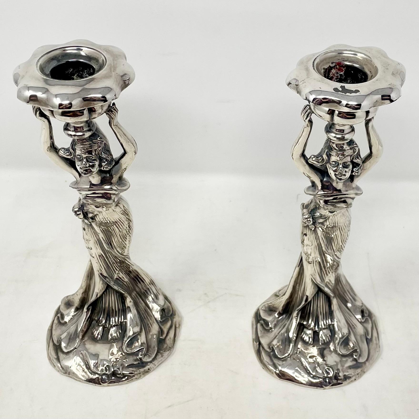 Coppia di antichi candelieri inglesi in stile Art Nouveau placcati in argento, circa 1900-1920. In condizioni buone in vendita a New Orleans, LA