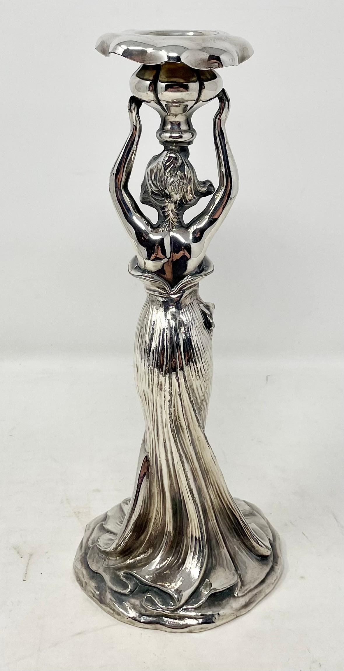 Coppia di antichi candelieri inglesi in stile Art Nouveau placcati in argento, circa 1900-1920. in vendita 1
