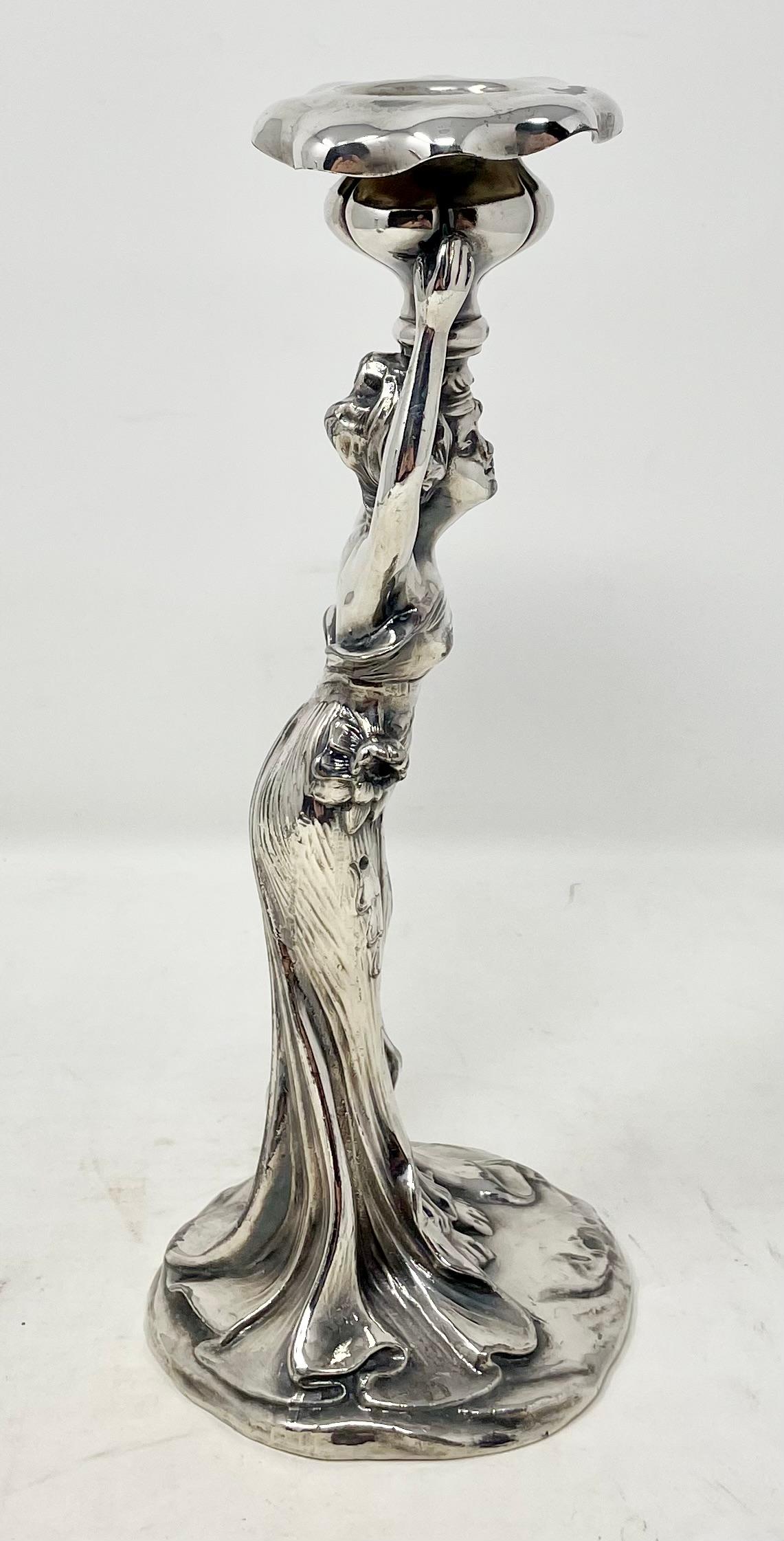 Coppia di antichi candelieri inglesi in stile Art Nouveau placcati in argento, circa 1900-1920. in vendita 2