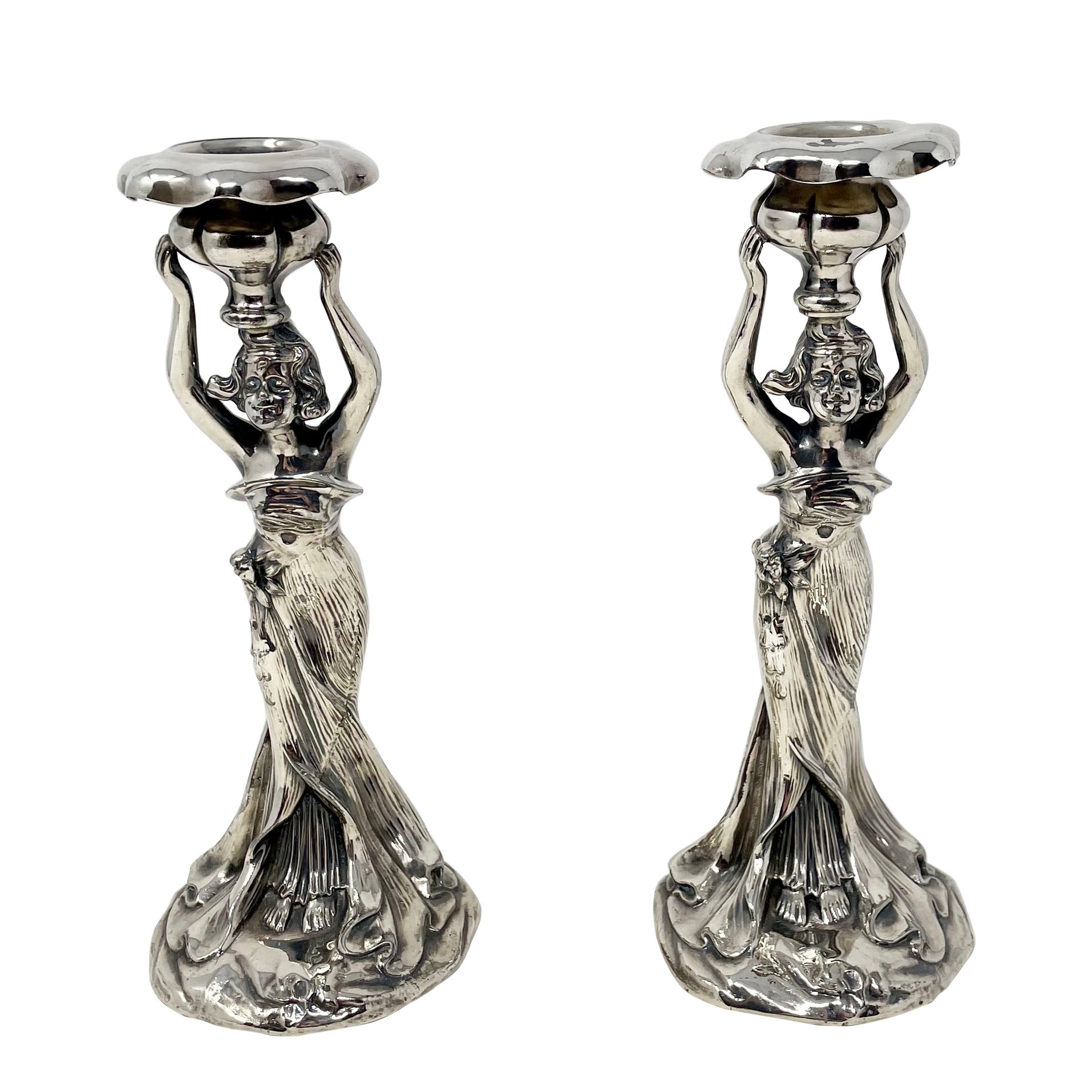 Coppia di antichi candelieri inglesi in stile Art Nouveau placcati in argento, circa 1900-1920. in vendita