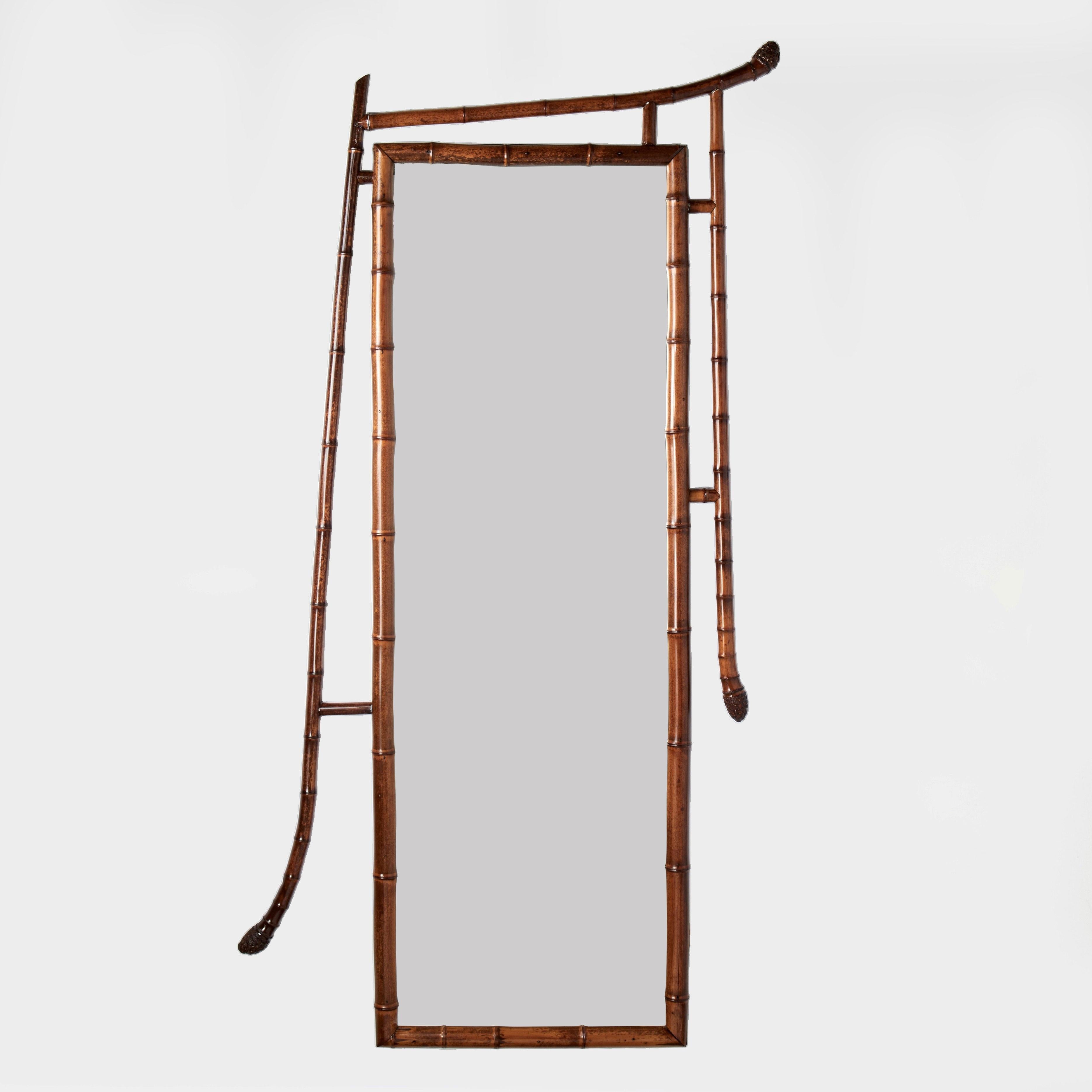Impresionante pareja de grandes espejos ingleses de pared del siglo XIX, con marcos de bambú y forma asiática simétrica con bolas de raíz alrededor de un cristal rectangular biselado. Disponible individualmente.