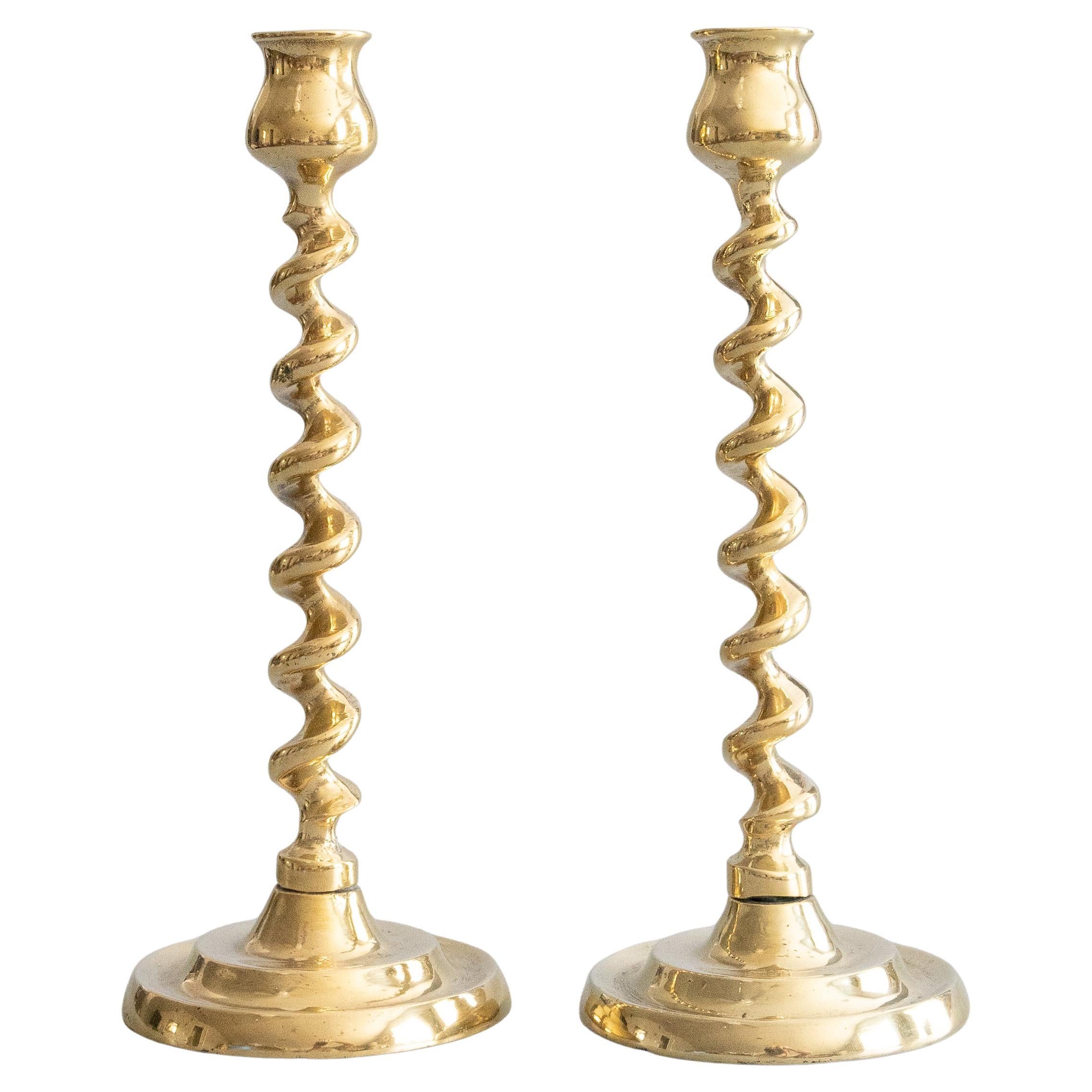 Pareja de candeleros ingleses antiguos de latón Barley Twist, hacia 1920 en venta