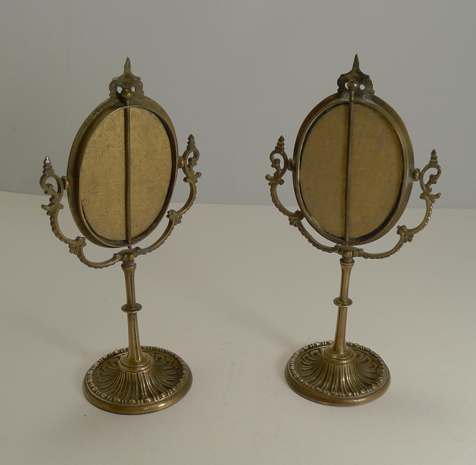 Pair of Antique English Brass Swing Photograph Frames, circa 1880 In Excellent Condition In Bath, GB