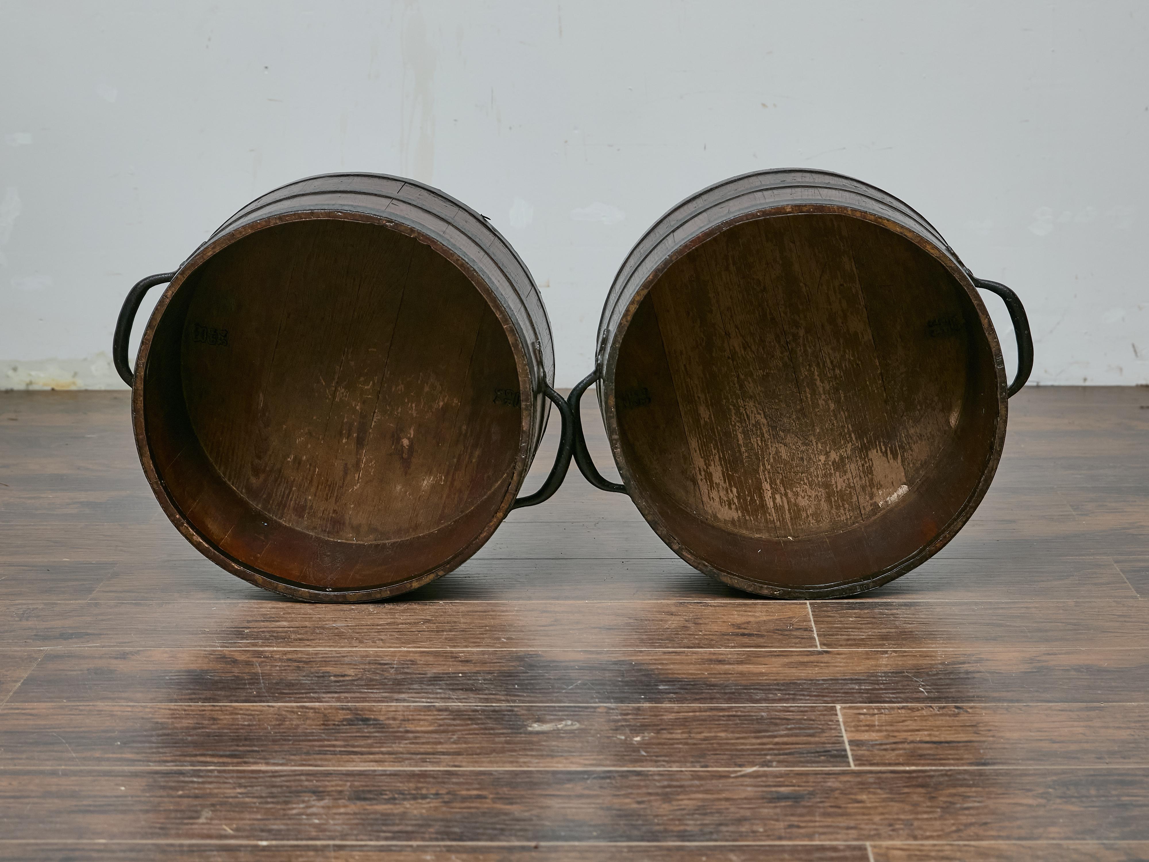 Paire d'anciens Bushel anglais avec bandes de fer, décor rustique en vente 4