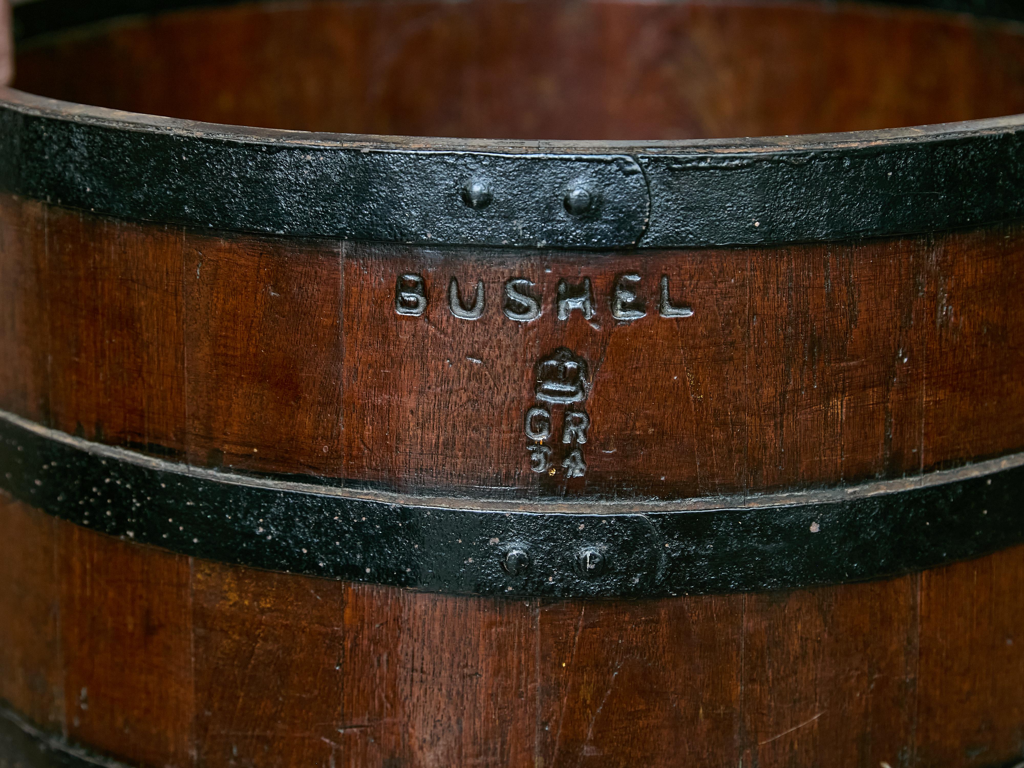 Paire d'anciens Bushel anglais avec bandes de fer, décor rustique en vente 5