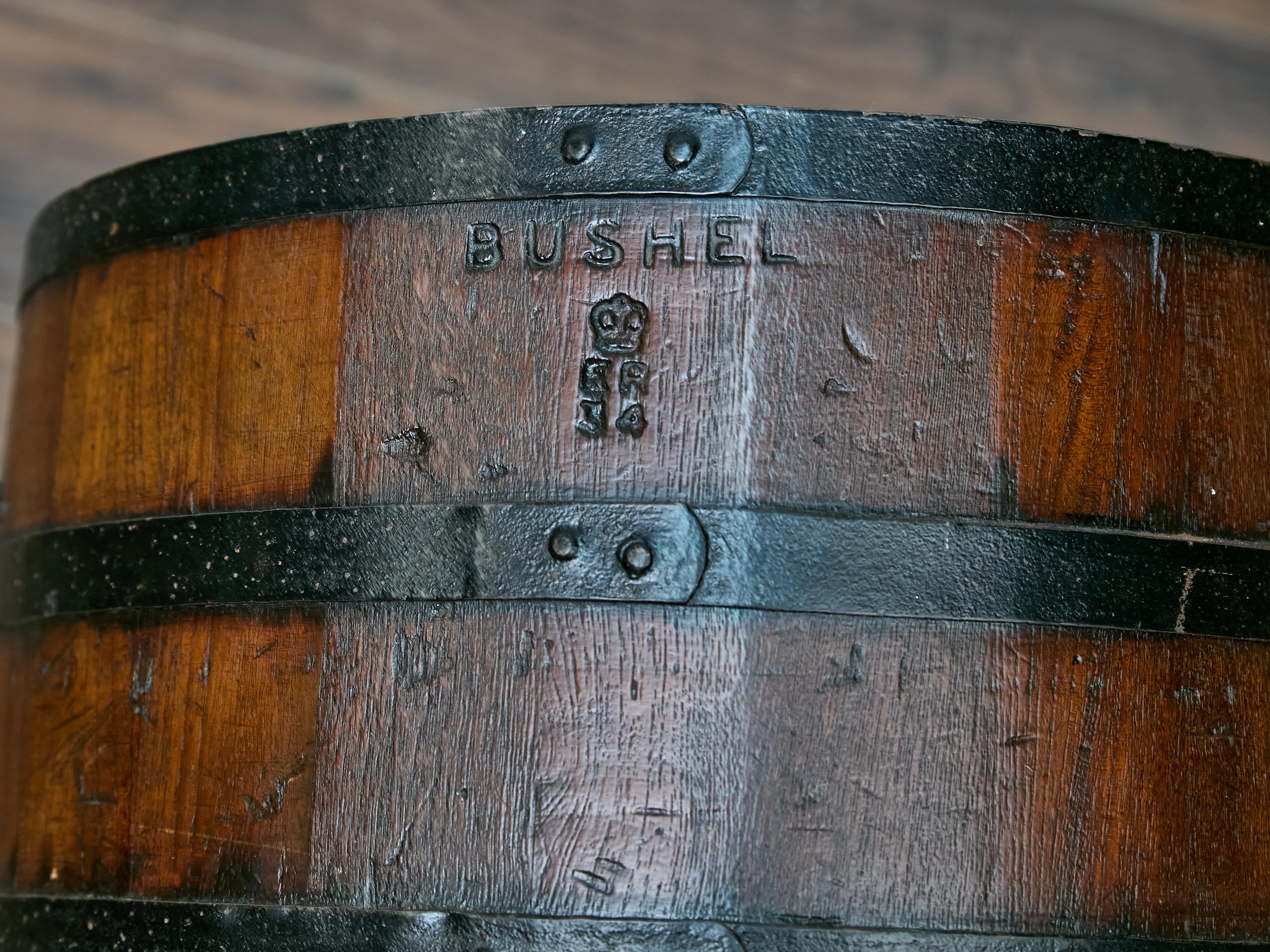 Paire d'anciens Bushel anglais avec bandes de fer, décor rustique en vente 6