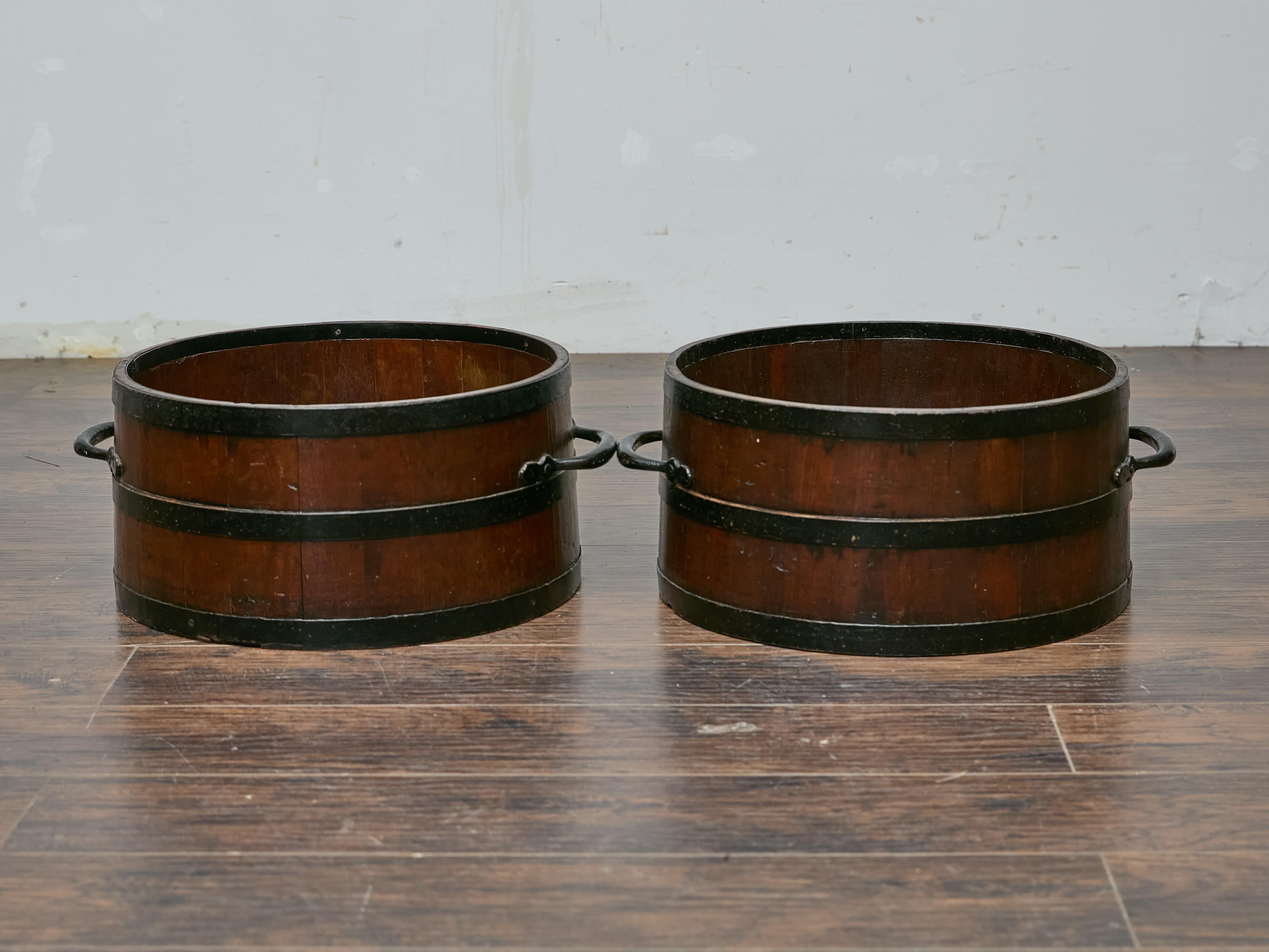 Paire d'anciens Bushel anglais avec bandes de fer, décor rustique en vente 7
