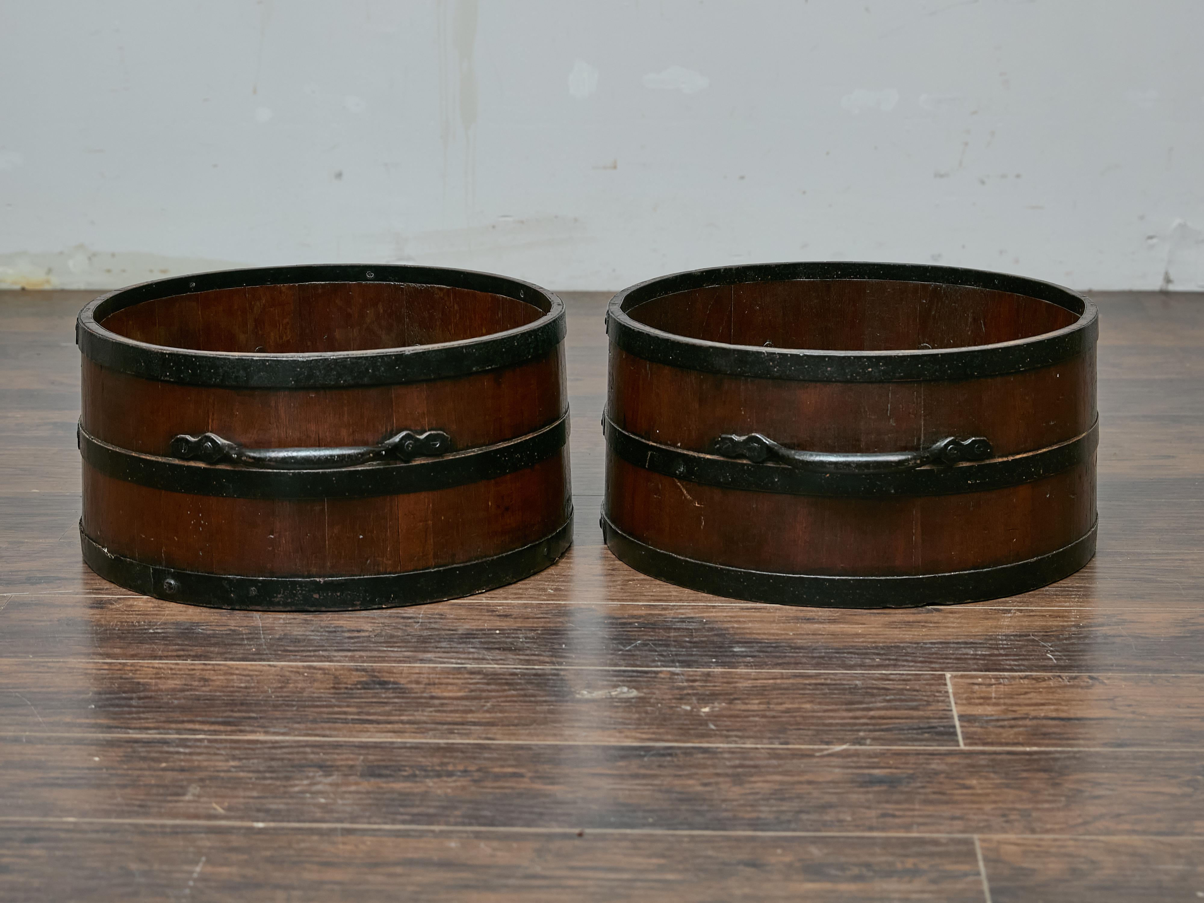 Anglais Paire d'anciens Bushel anglais avec bandes de fer, décor rustique en vente