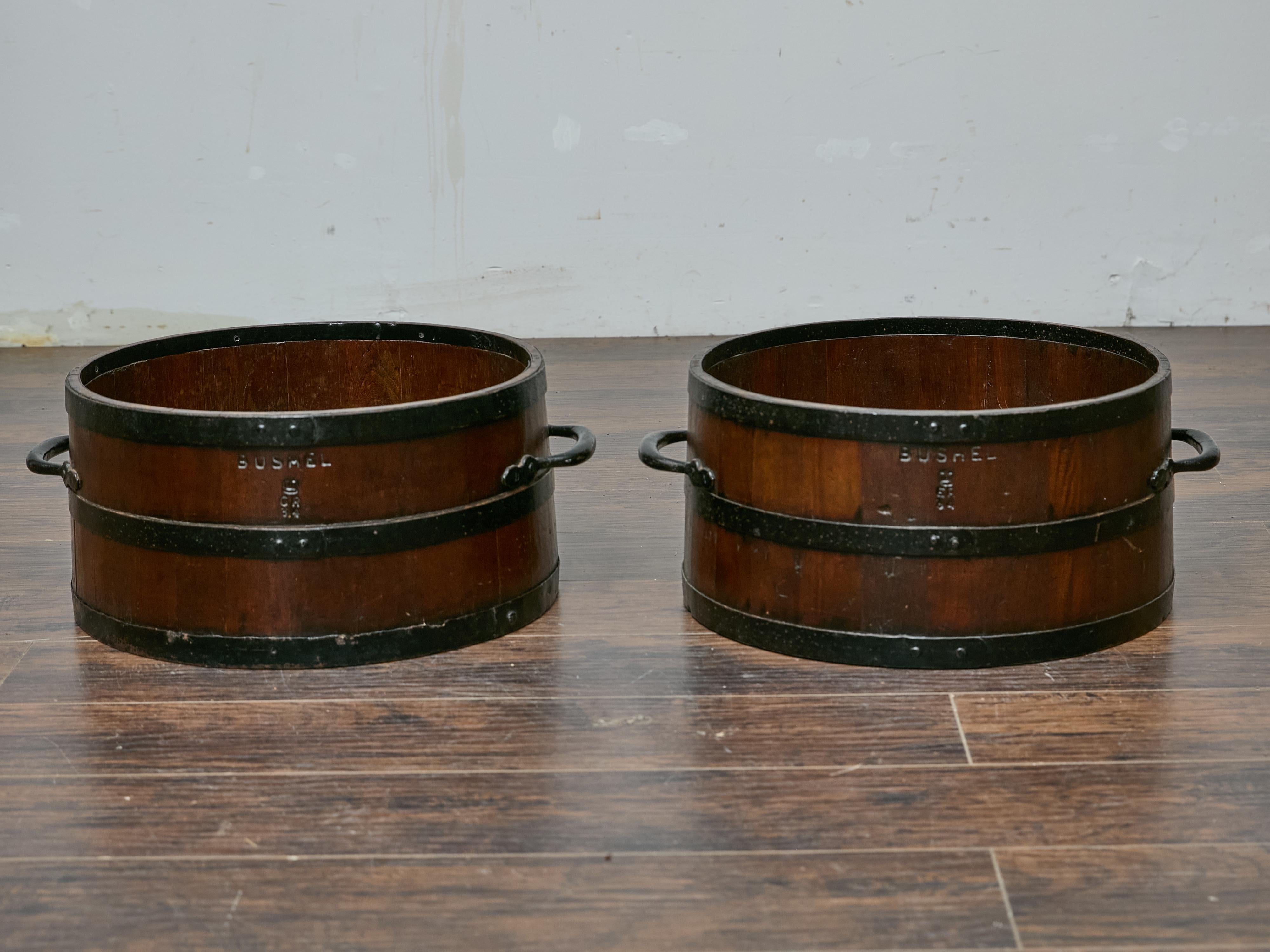 Paire d'anciens Bushel anglais avec bandes de fer, décor rustique Bon état - En vente à Atlanta, GA