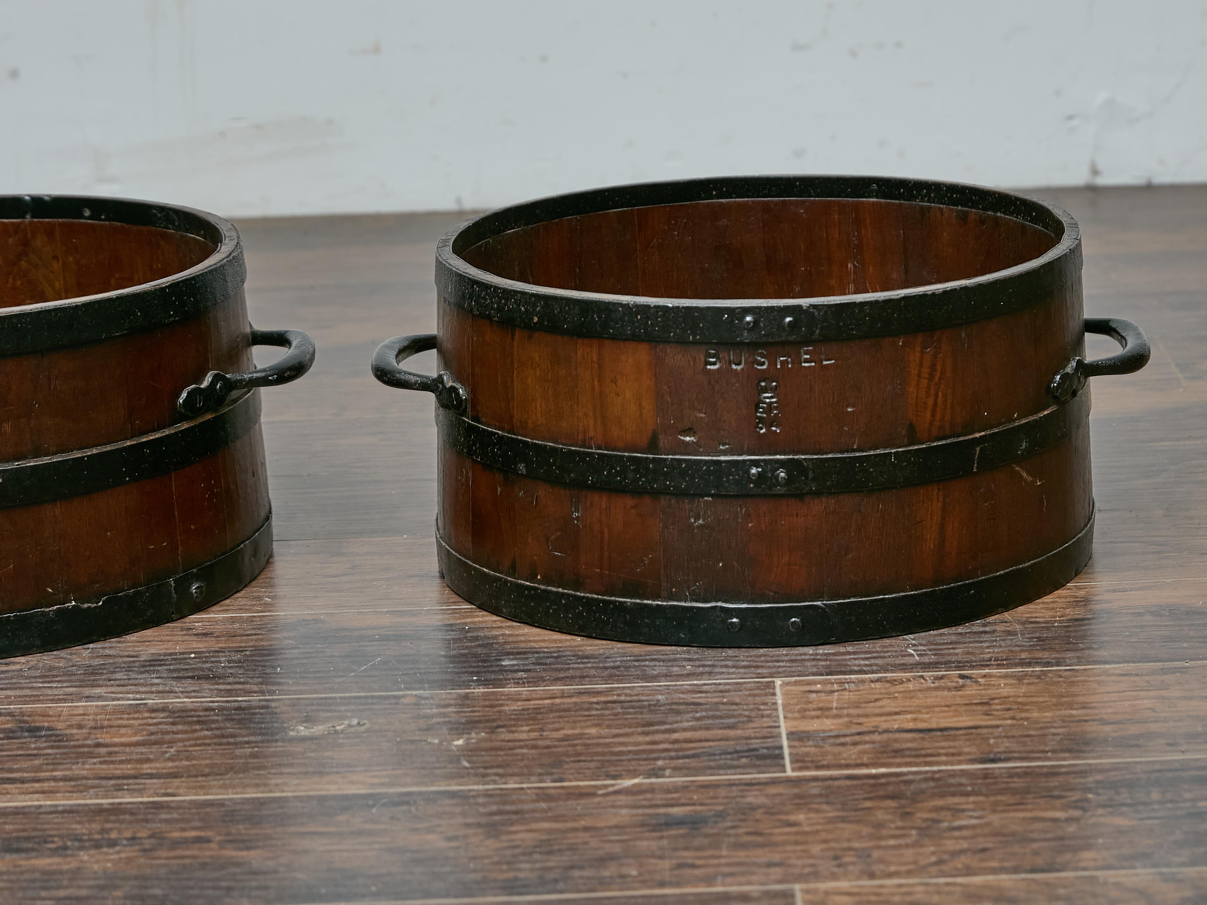 XIXe siècle Paire d'anciens Bushel anglais avec bandes de fer, décor rustique en vente