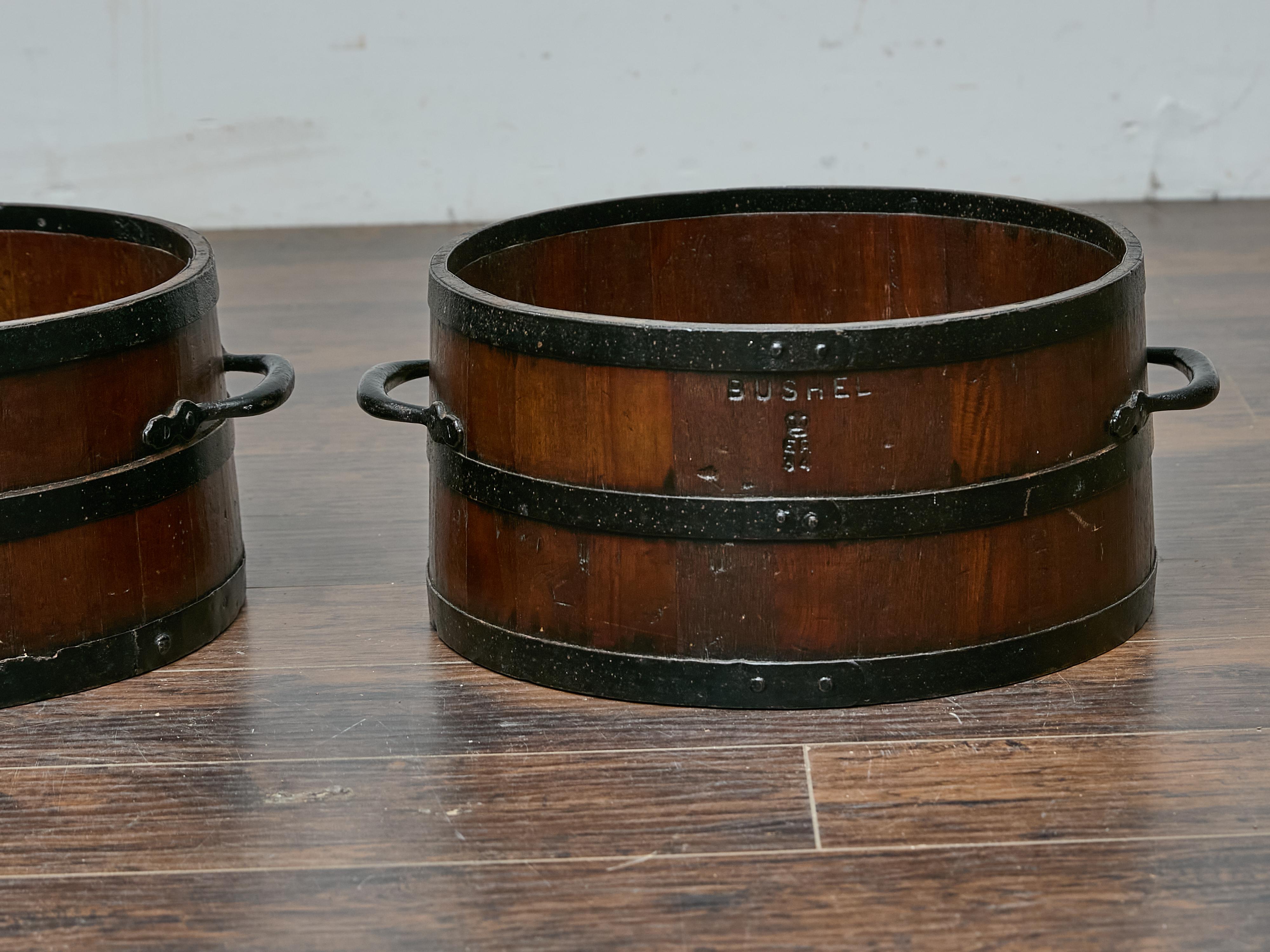 Fer Paire d'anciens Bushel anglais avec bandes de fer, décor rustique en vente