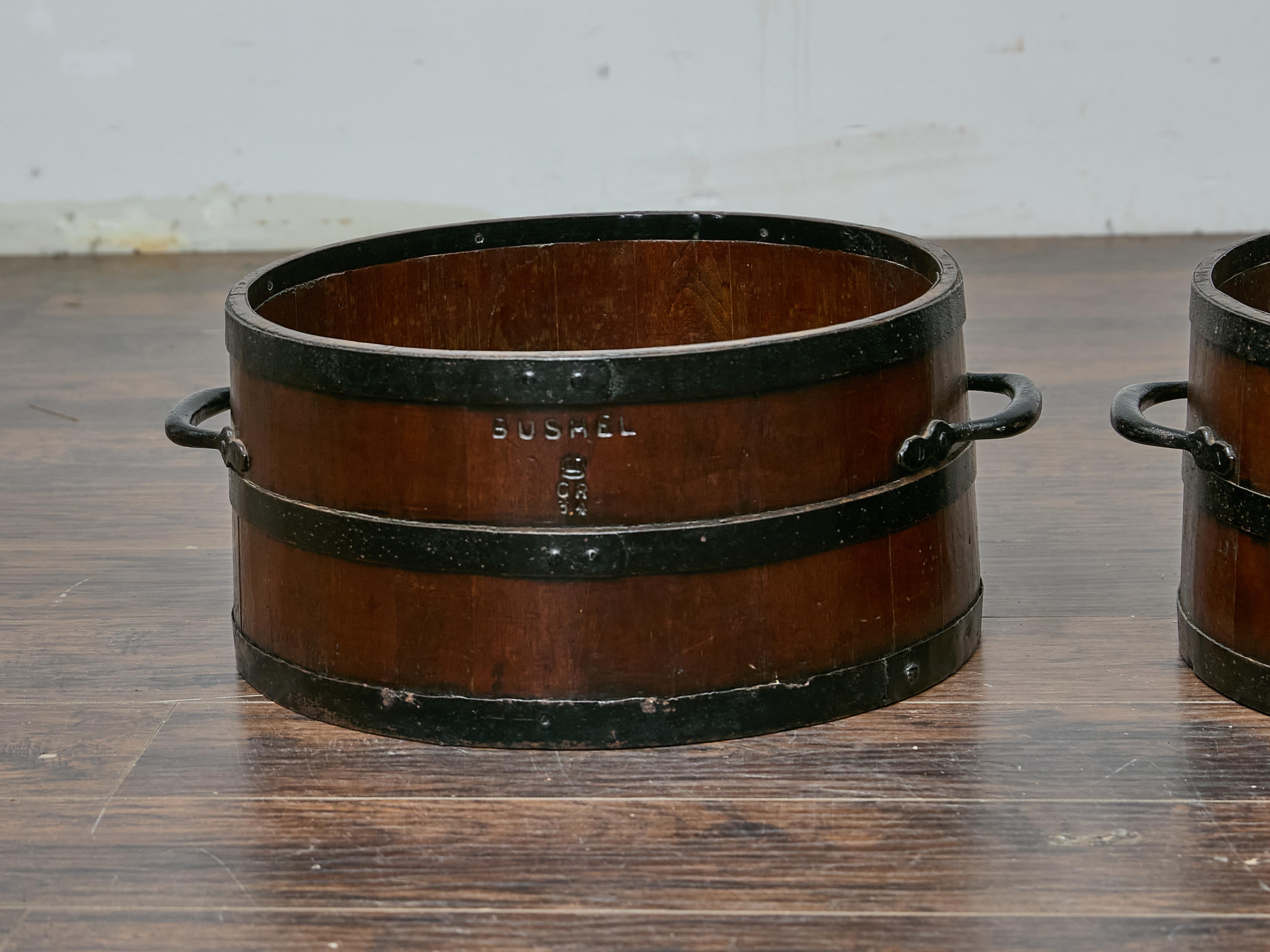 Paire d'anciens Bushel anglais avec bandes de fer, décor rustique en vente 1