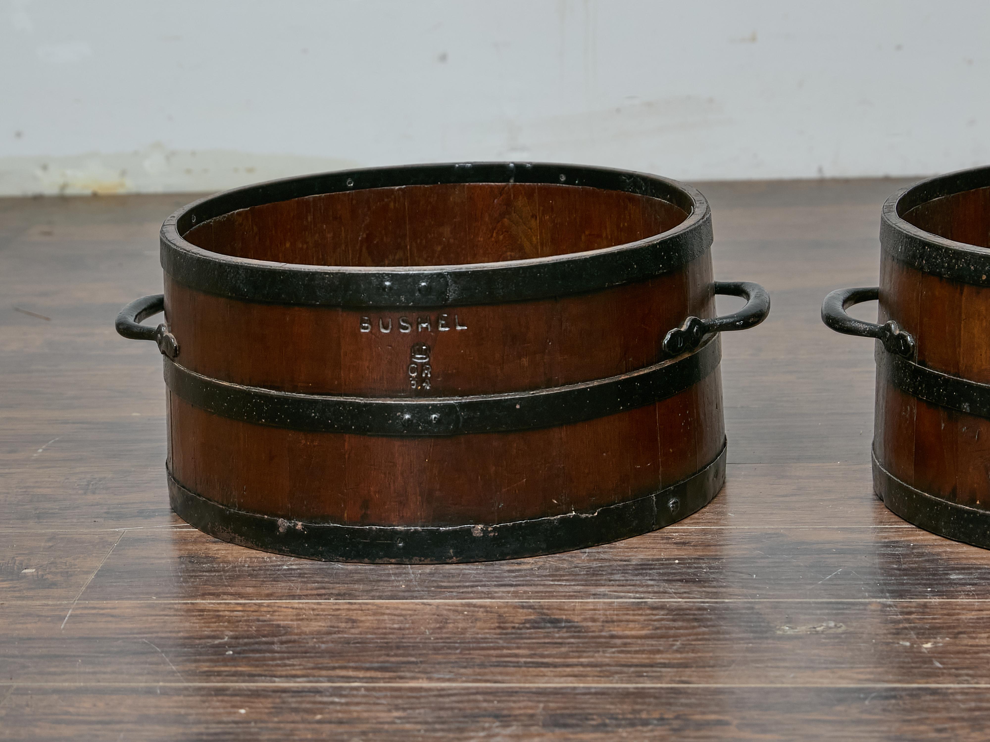 Paire d'anciens Bushel anglais avec bandes de fer, décor rustique en vente 2