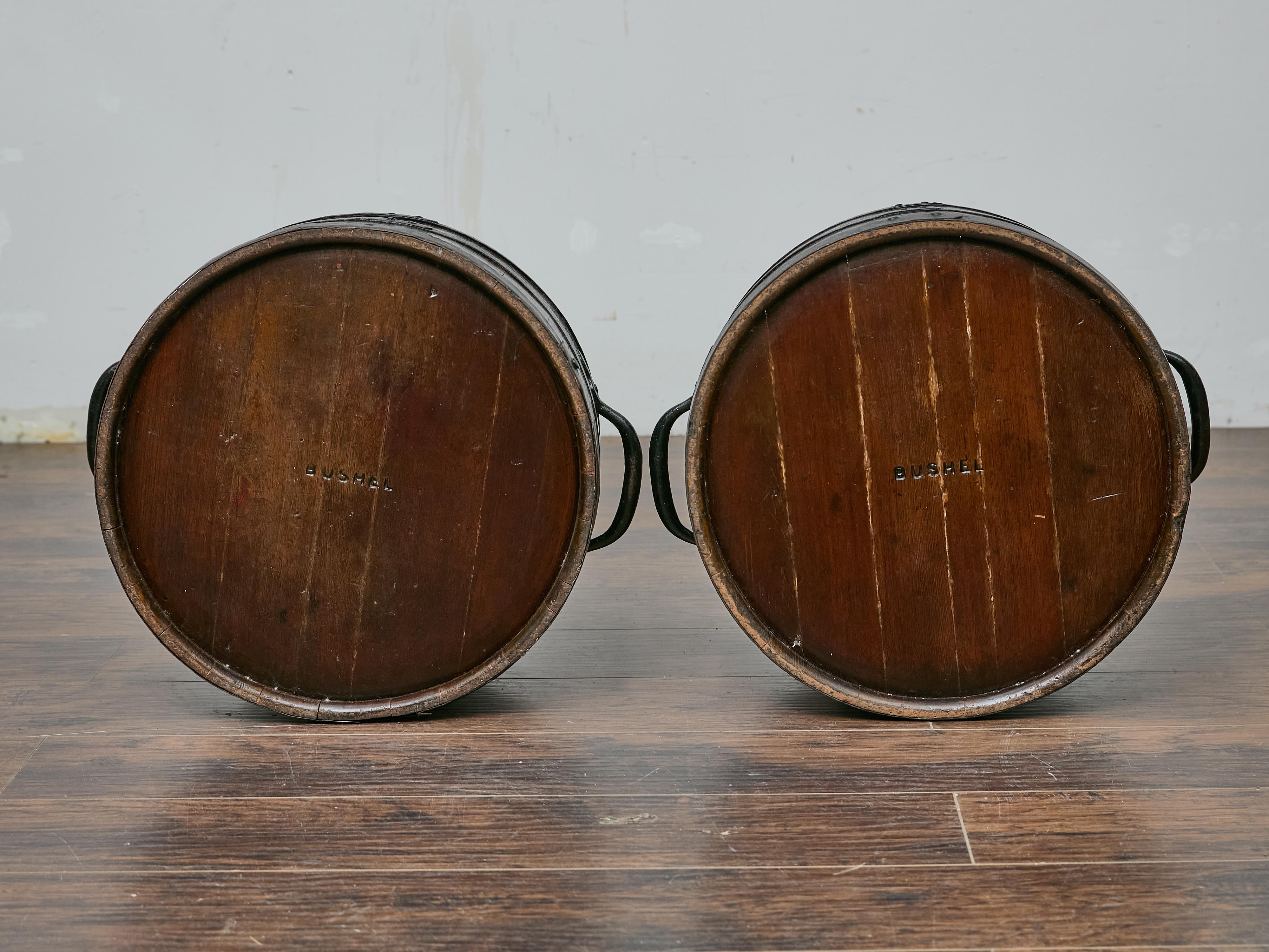 Paire d'anciens Bushel anglais avec bandes de fer, décor rustique en vente 3