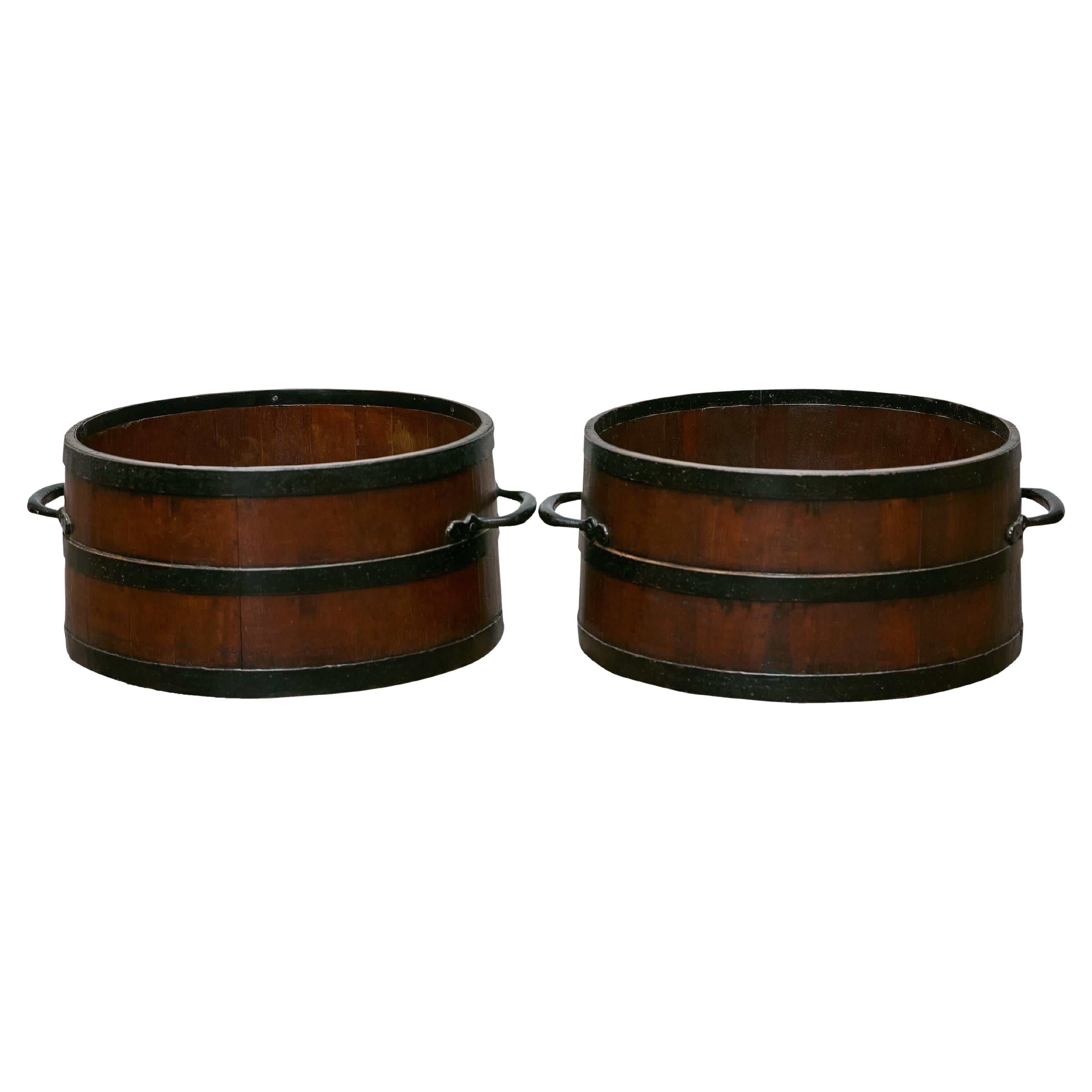 Paire d'anciens Bushel anglais avec bandes de fer, décor rustique en vente