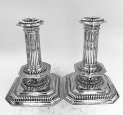 Pareja de candeleros ingleses antiguos de plata de ley
