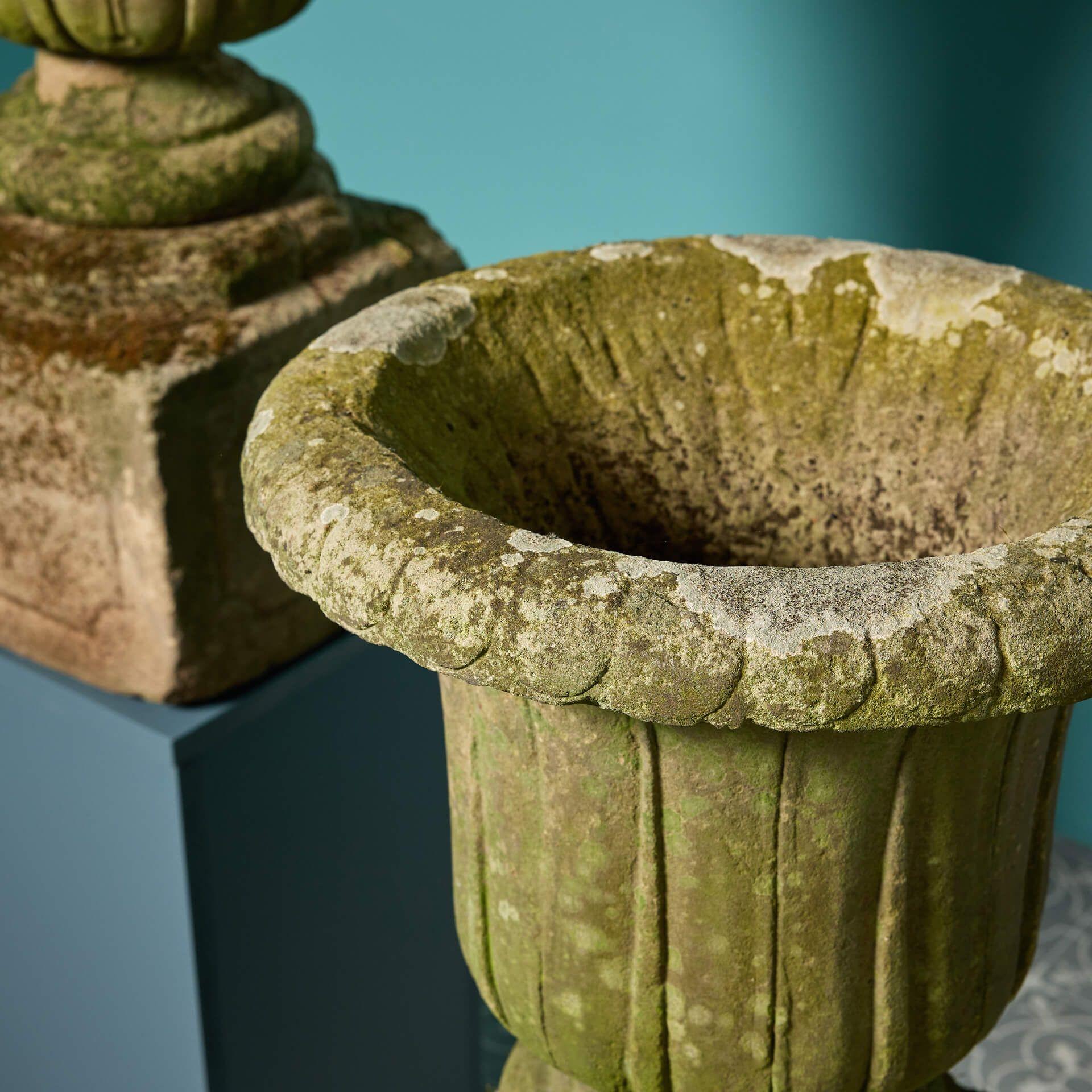 Georgien Paire d'urnes anglaises anciennes en grès sculpté en vente