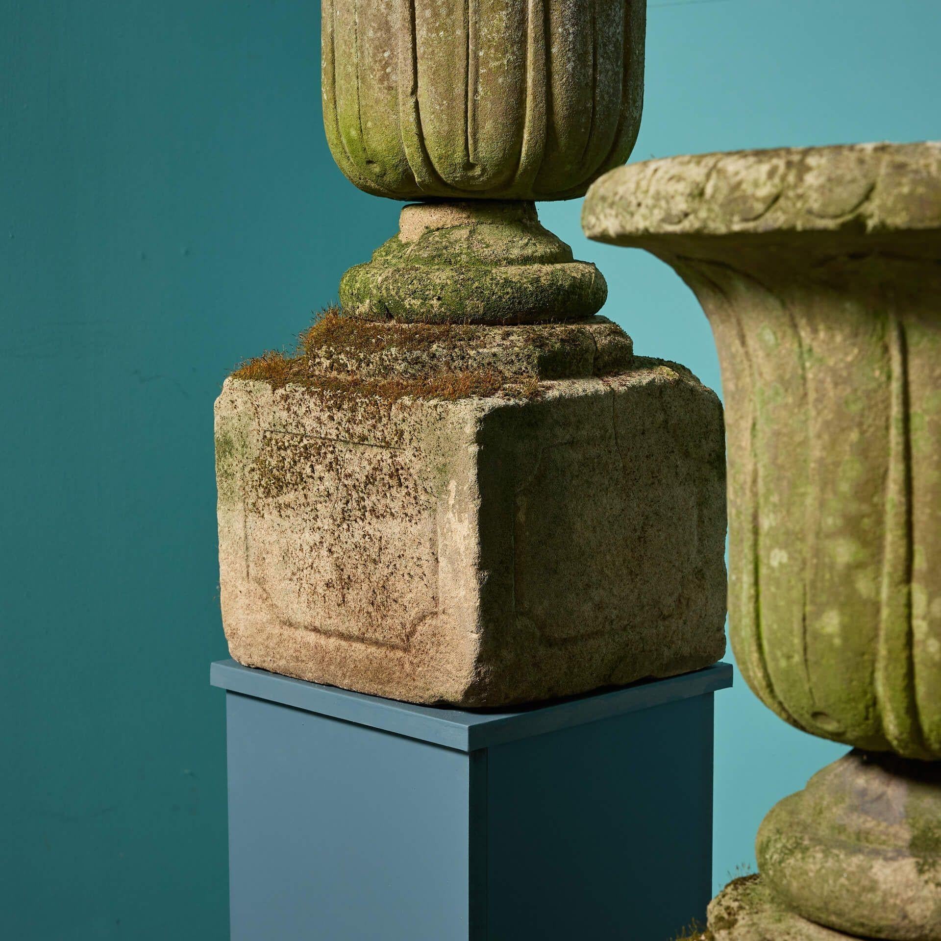 Anglais Paire d'urnes anglaises anciennes en grès sculpté en vente